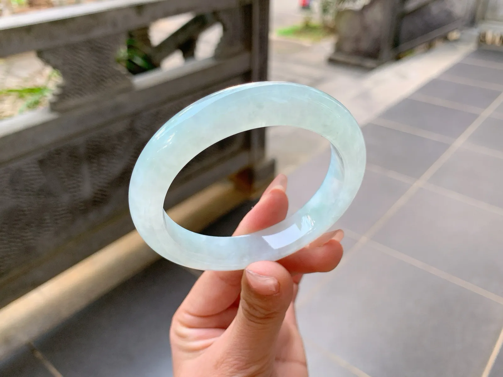 ｜57圈口
冰晴翡翠手镯，颜色清清淡淡的，种老水润，实物比图片上的还要更加清透