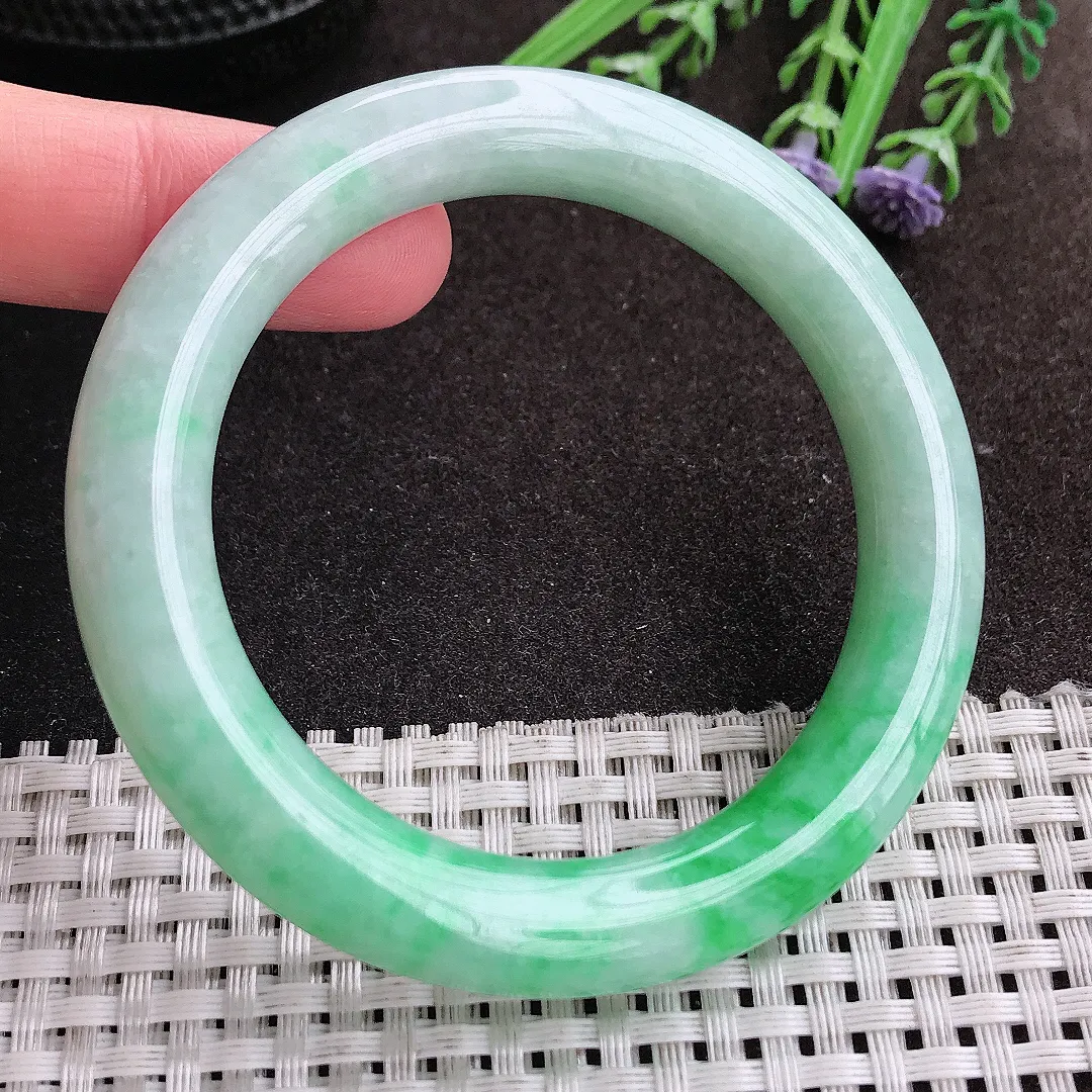 实拍A货翡翠54/10/10.3老坑精美温润飘阳绿圆条手镯翡翠玉镯女款