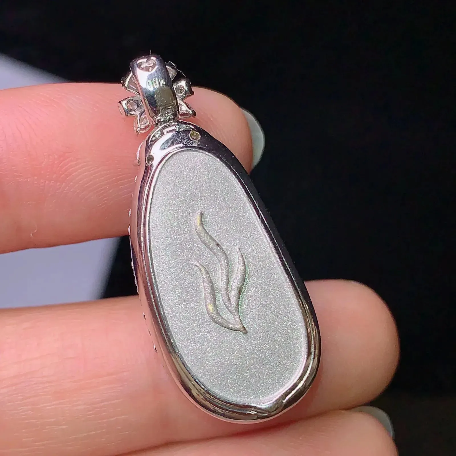 18k金钻镶嵌满绿四季豆吊坠 玉质细腻 色泽清新艳丽 整体尺寸33*14*10