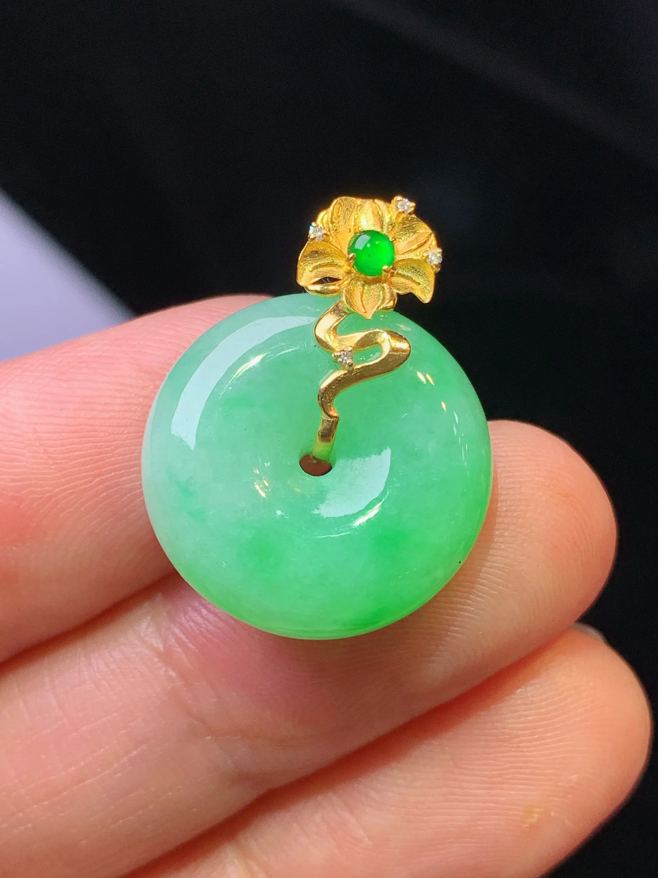 18k金钻镶嵌翠绿平安扣吊坠 玉质细腻 色泽清新艳丽 整体尺寸22.8*17.6*6.5