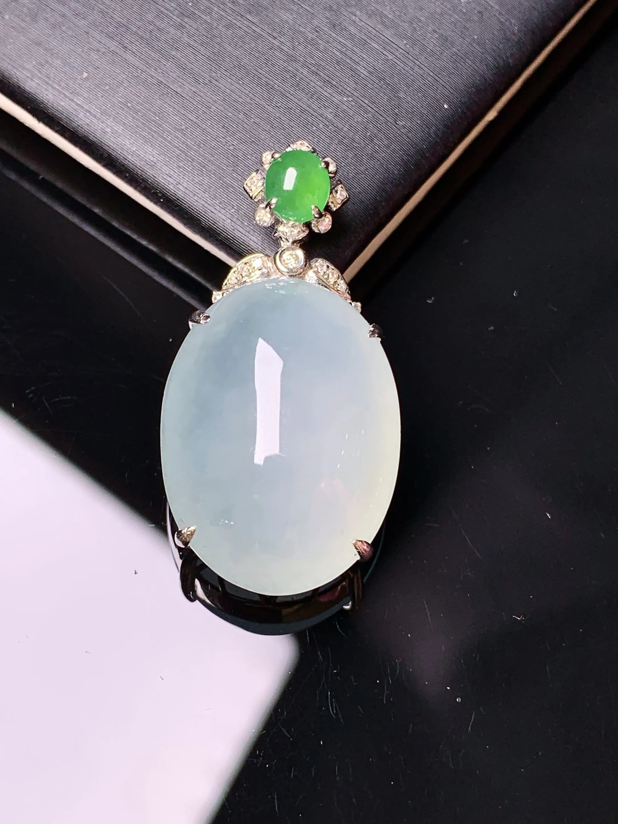 18k金钻镶嵌冰种蛋面吊坠 玉质细腻 色泽清新艳丽 整体尺寸31*15.8*9