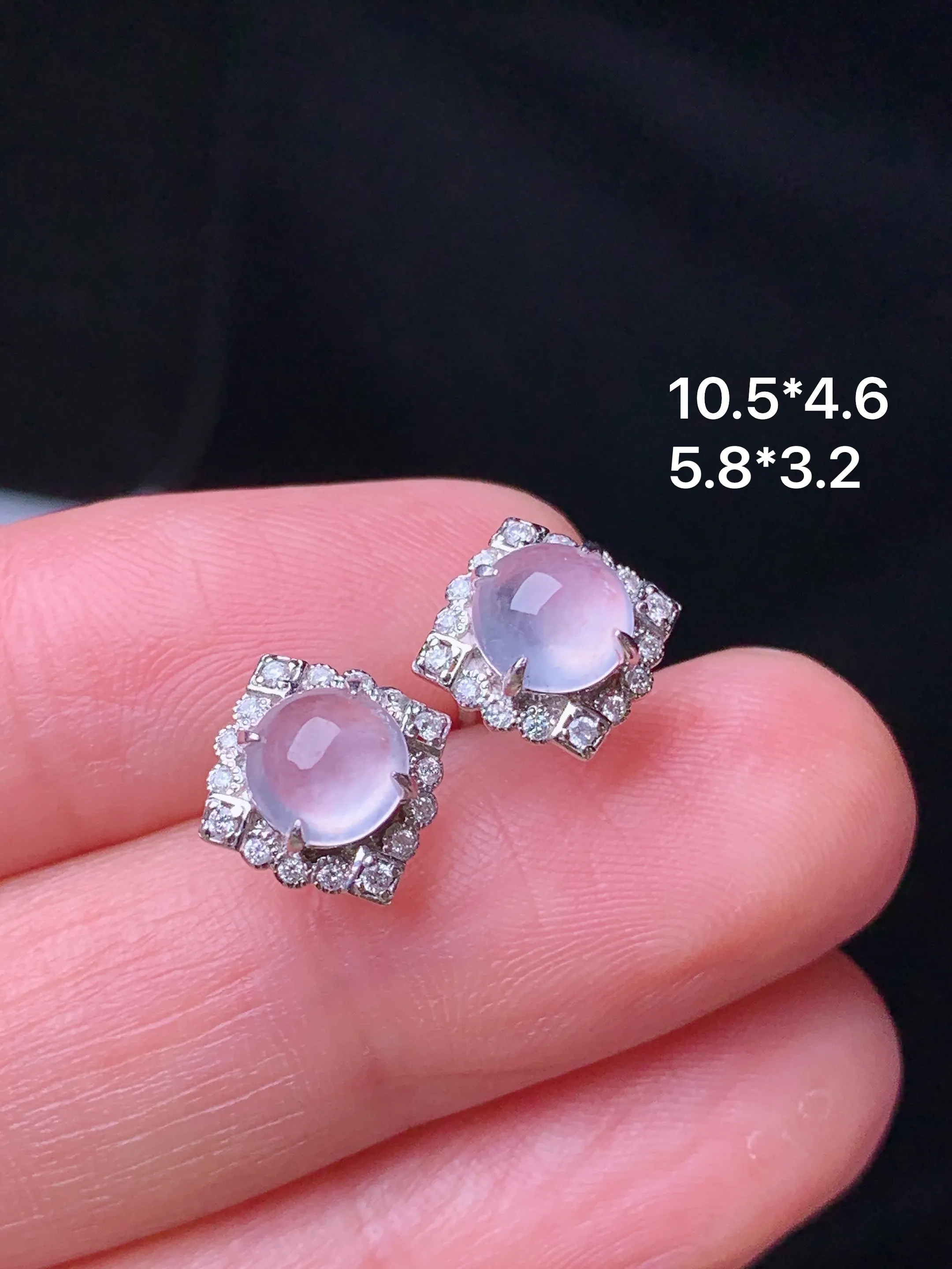 18k金钻镶嵌冰种蛋面耳钉 玉质细腻 色泽清新艳丽 整体尺寸10.5*4.6