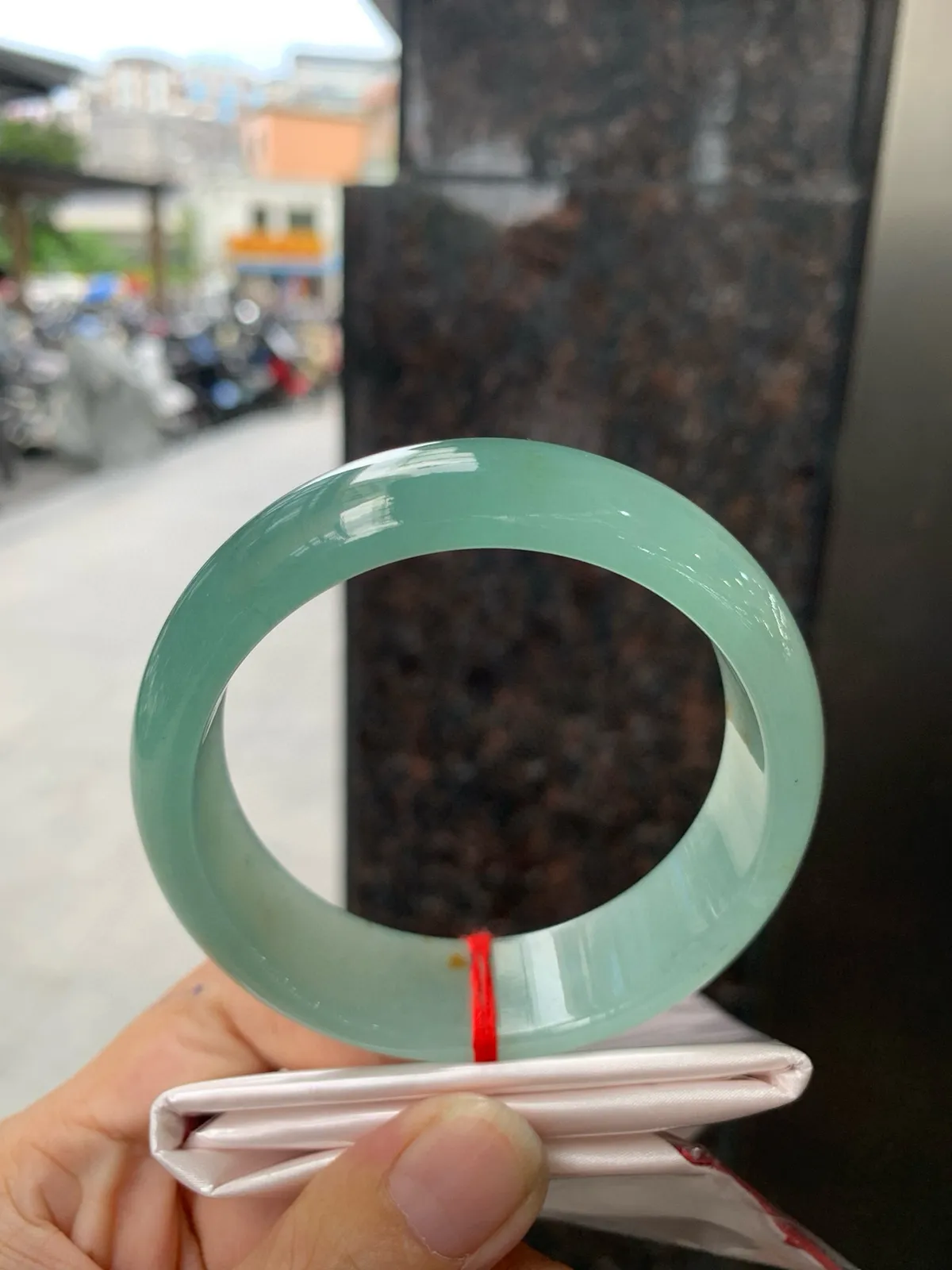 蓝底洒金宽版正圈
59.7-8.2-18.5
完美，底妆胶润，满圈蓝底色均匀分布，镯面几抹黄翡点缀，