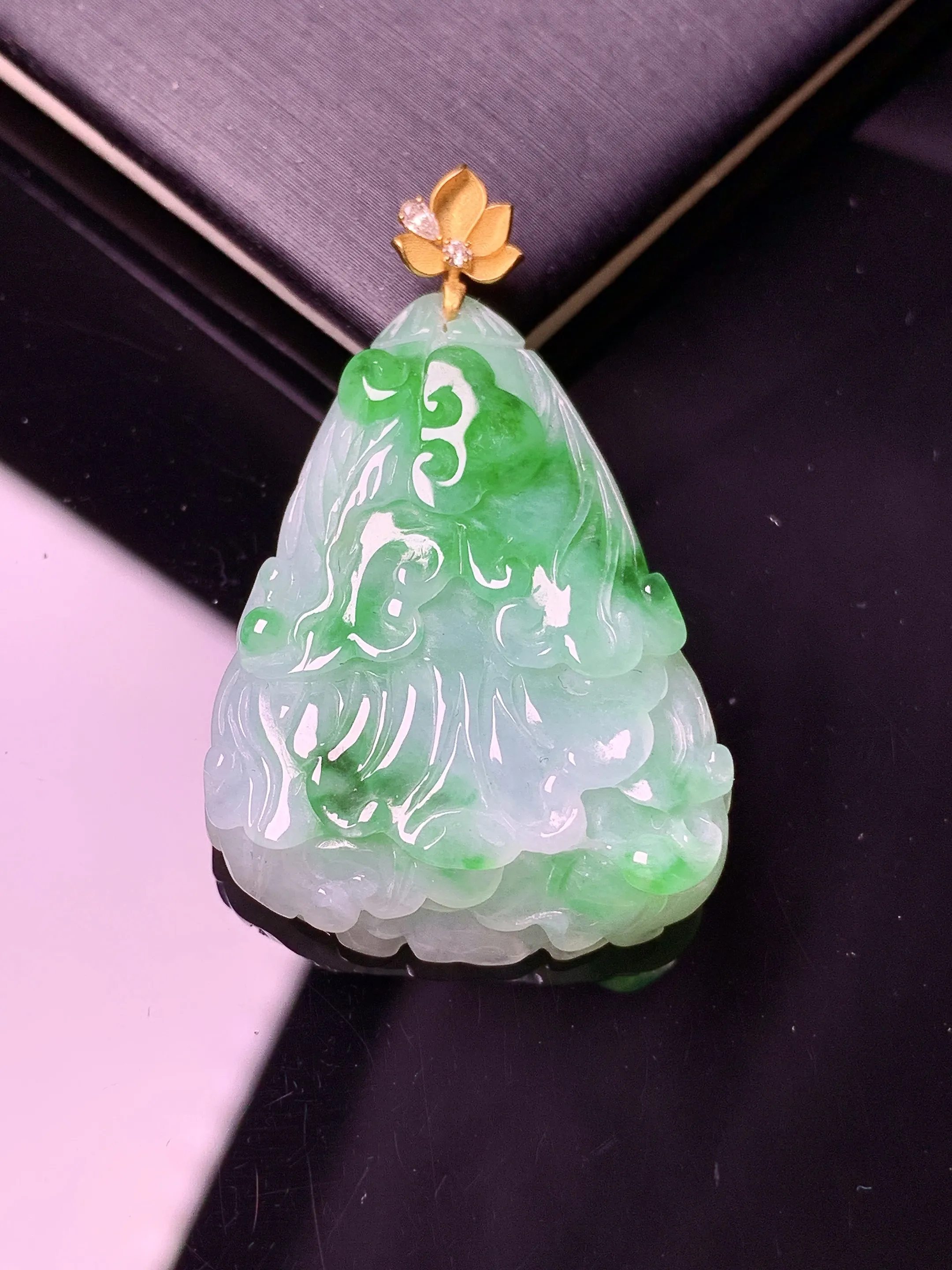 18k金镶嵌飘绿白菜吊坠 玉质细腻 色泽清新艳丽 整体尺寸40.8*25.5*7.6