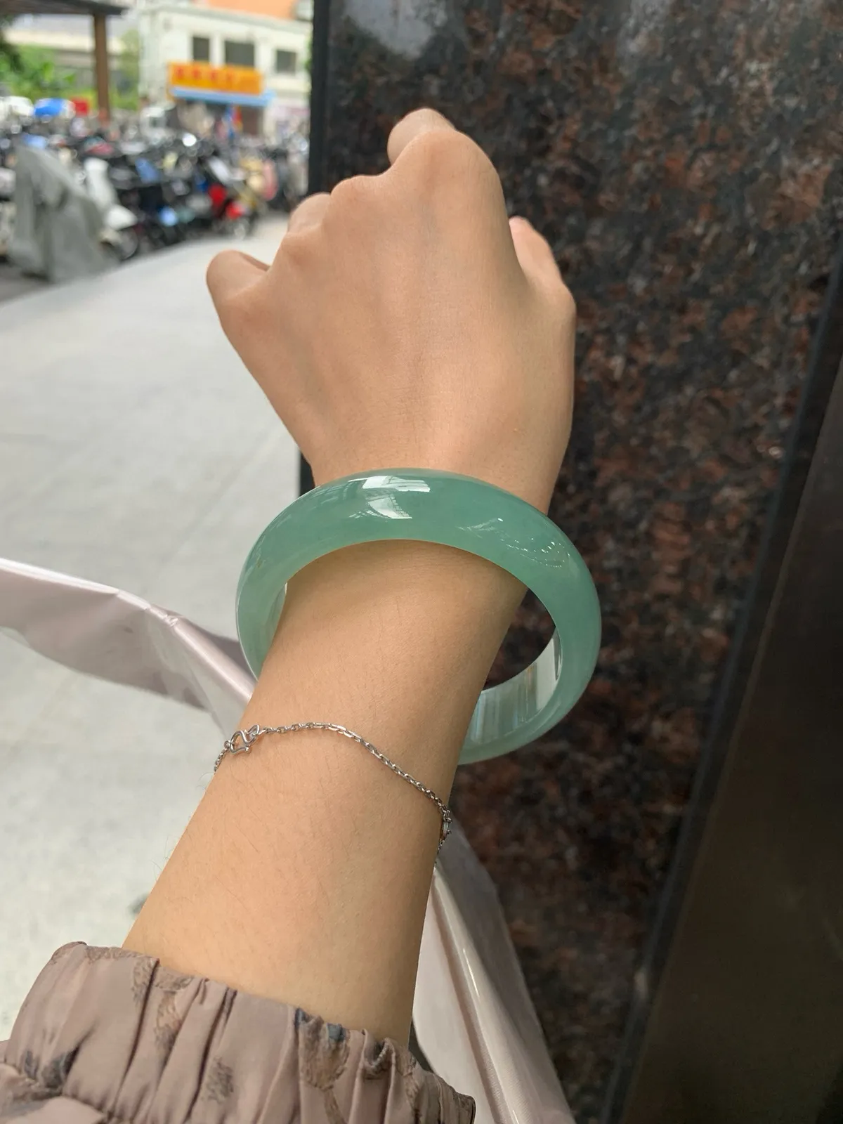 蓝底洒金宽版正圈
59.7-8.2-18.5
完美，底妆胶润，满圈蓝底色均匀分布，镯面几抹黄翡点缀，生动俏皮，大宽板难得遇见