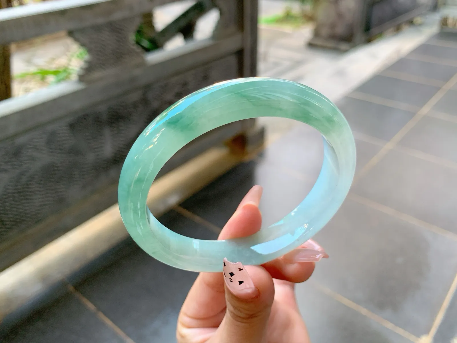 ｜62圈口
冰飘花翡翠手镯，飘绿花，花色清新明亮水润细腻，端庄大气