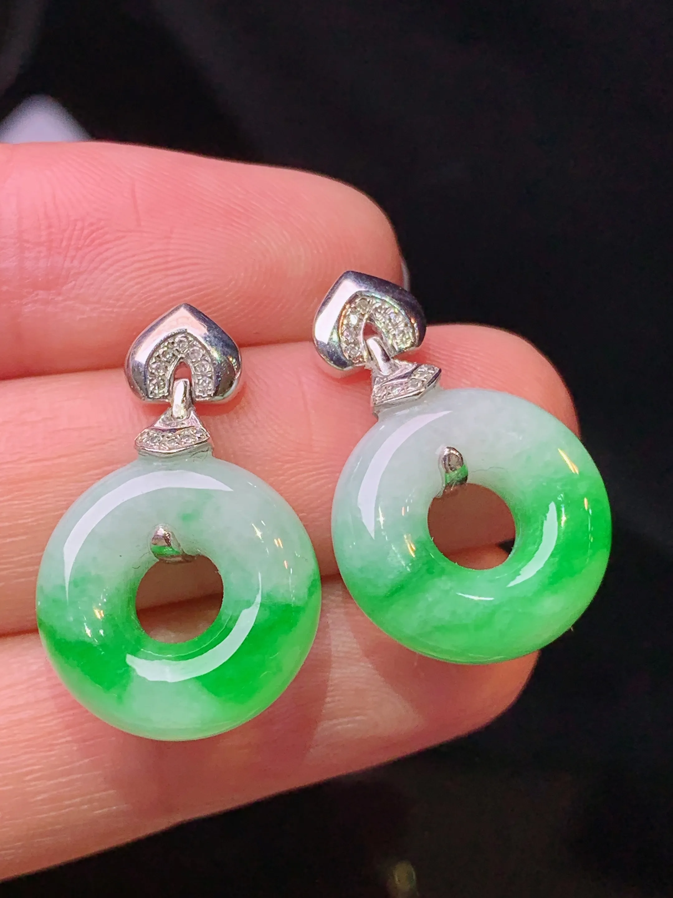 18k金钻镶嵌飘绿平安环耳坠 玉质细腻 色泽清新艳丽 整体尺寸24.3*15.5*6.2