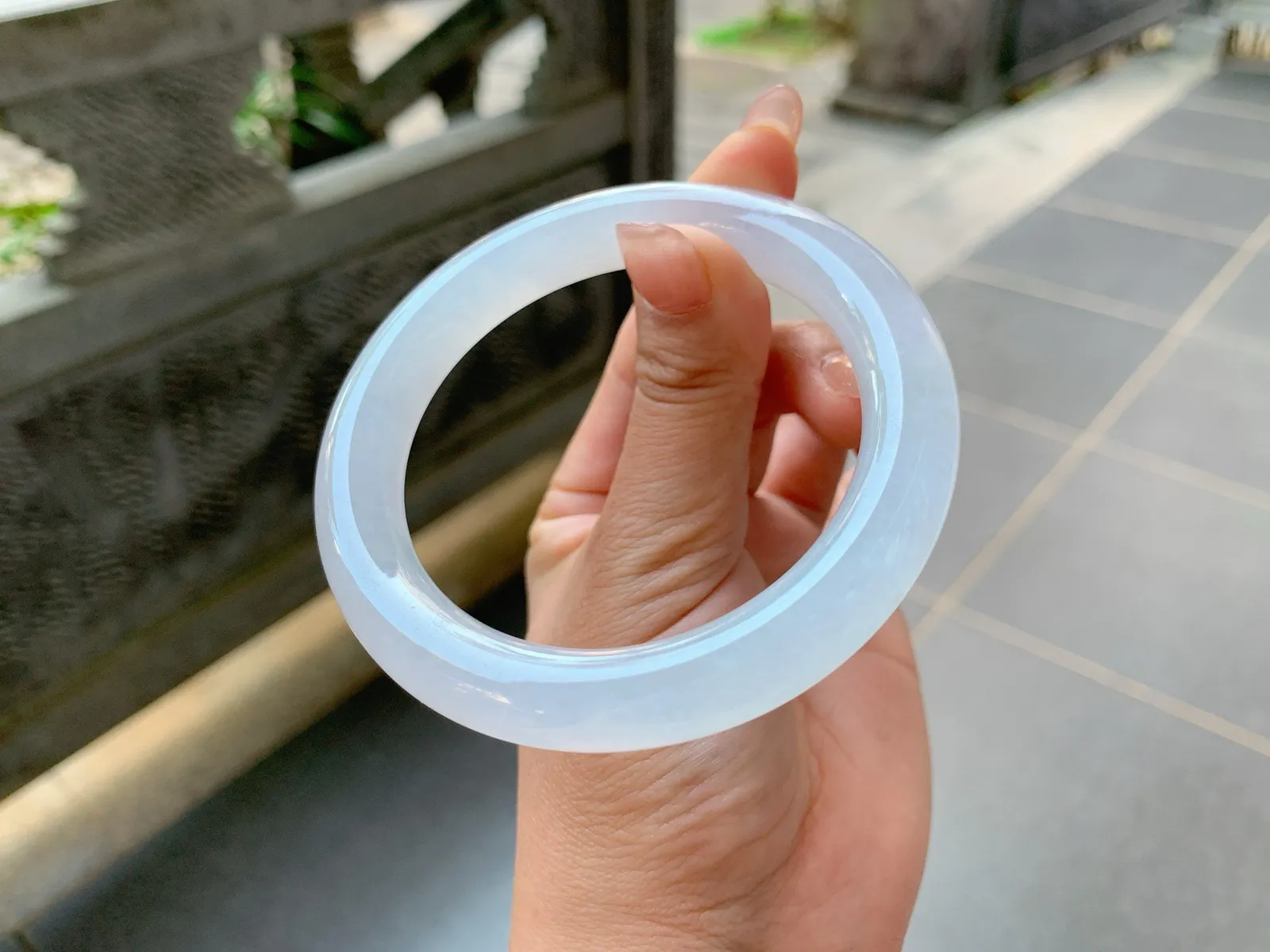 ｜58圈口
条粗:10.4
白月光，冰冰镯，冰润透亮纯净无暇，是谁的白月光遗漏在了人间
编号【01-15-03】