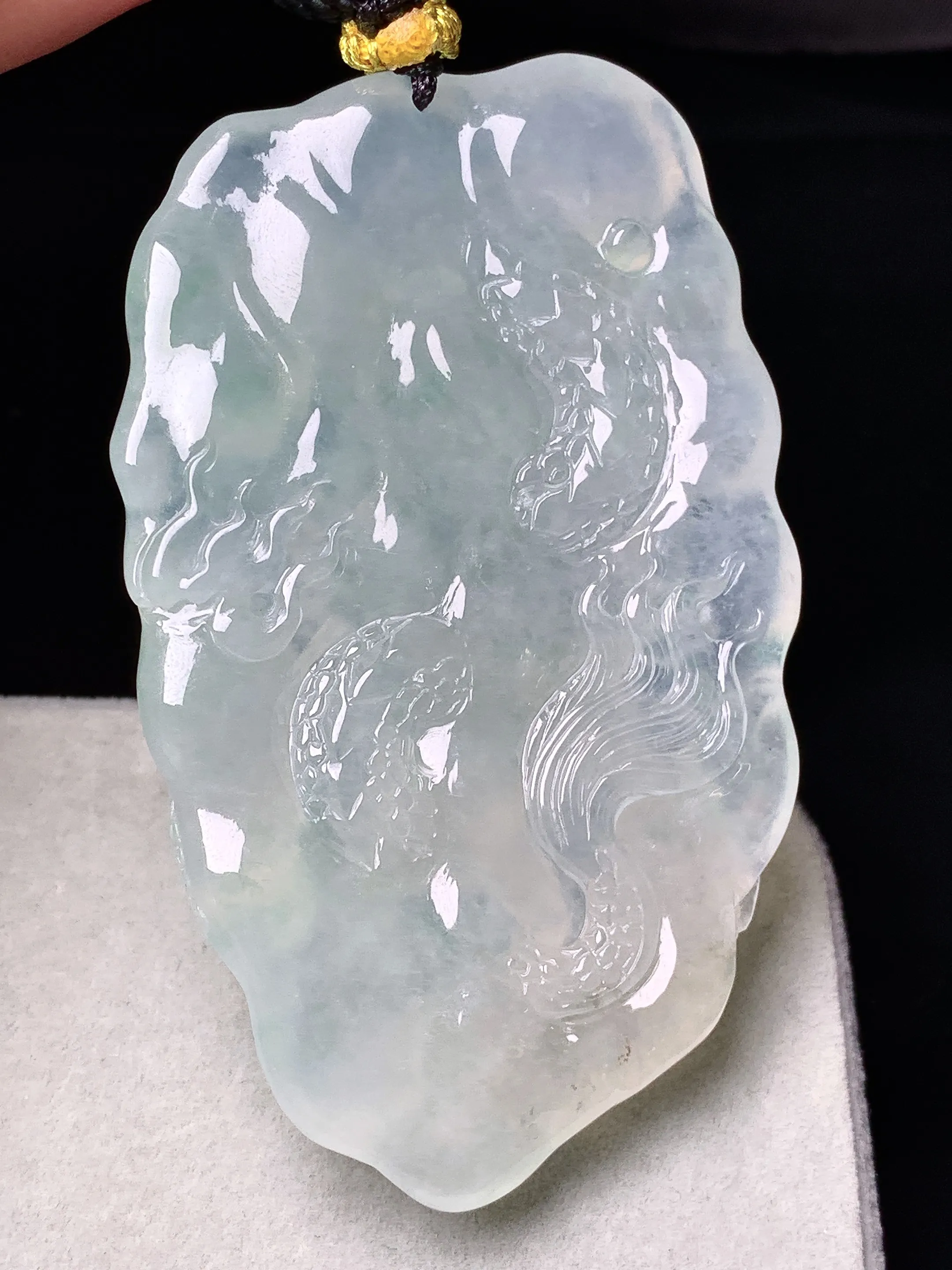 冰种龙牌吊坠 玉质细腻 色泽清新艳丽 整体尺寸63.8*39.2*10.2