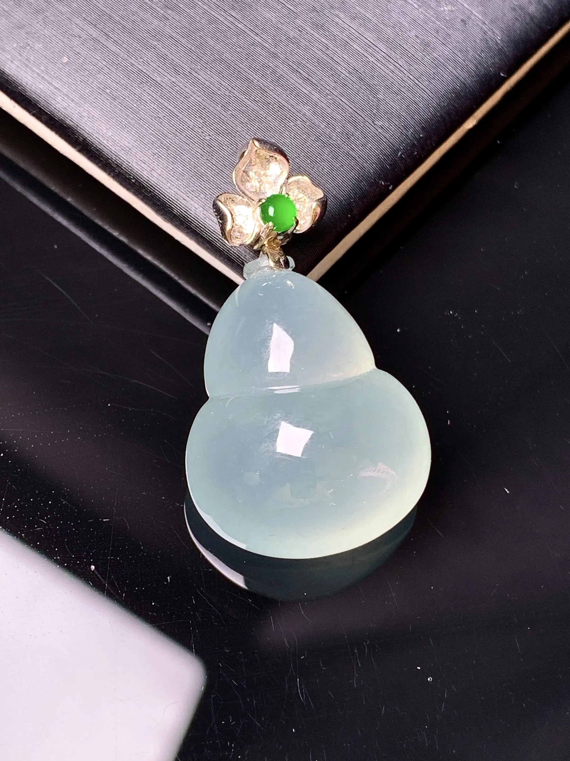 18k金钻镶嵌冰种葫芦吊坠 玉质细腻 色泽清新艳丽 整体尺寸28.3*16.3*10.3