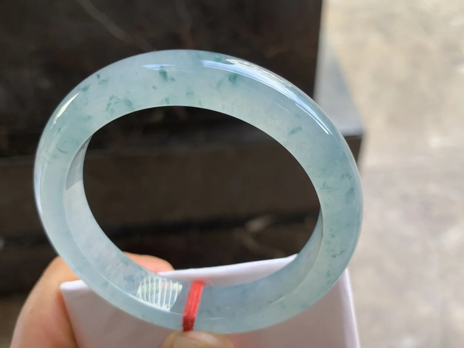 54.5-12.3-8.2mm
冰种飘花手镯 冰透光泽 水润蓝花