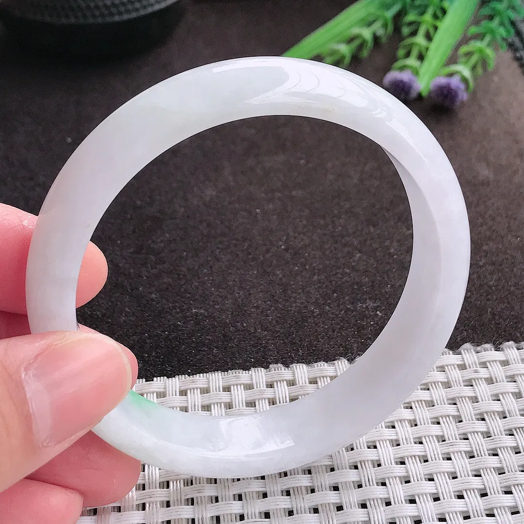 实拍A货翡翠58.5/13.5/7老坑秀气冰润飘绿手镯宽边翡翠玉镯女款