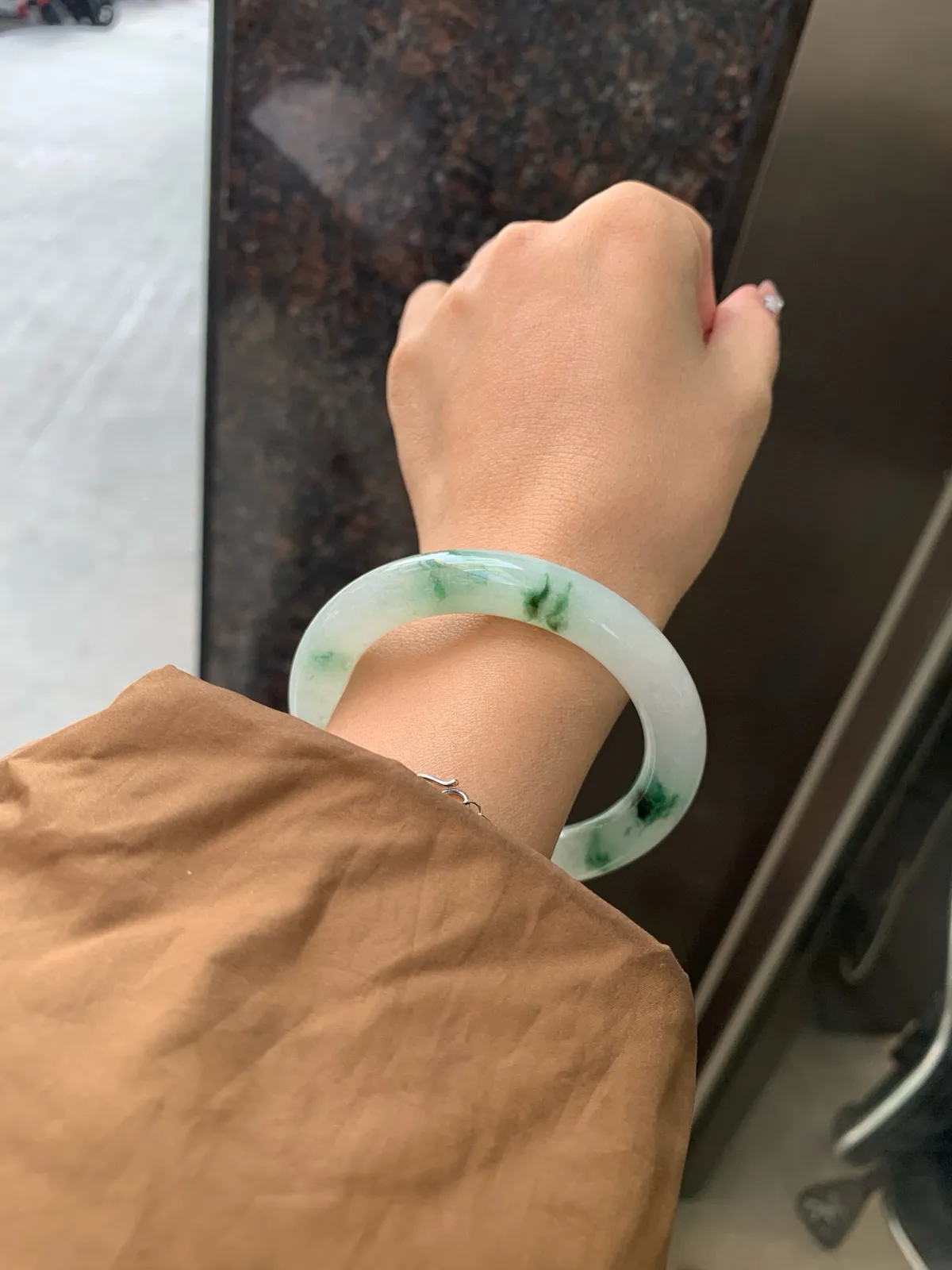 飘绿花圆条
53.2-9.9-10.2底妆细腻，简约却充满灵气，飘绿花点缀，清新如芽，宛若自然的画卷凝结于腕间，静中带动，韵味悠长