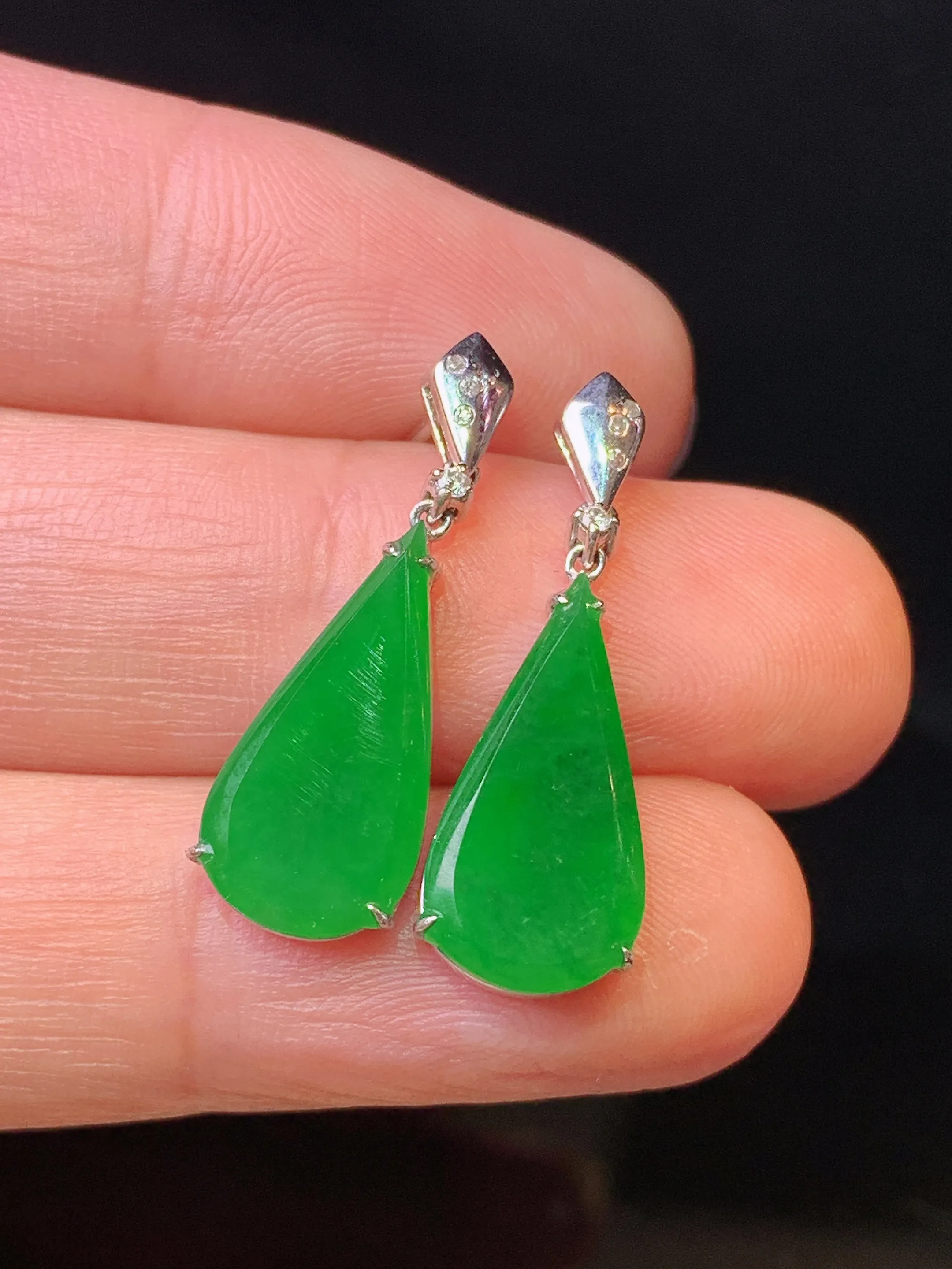 18k金钻镶嵌满绿水滴耳坠 玉质细腻 色泽清新艳丽 整体尺寸24.5*8.2*3