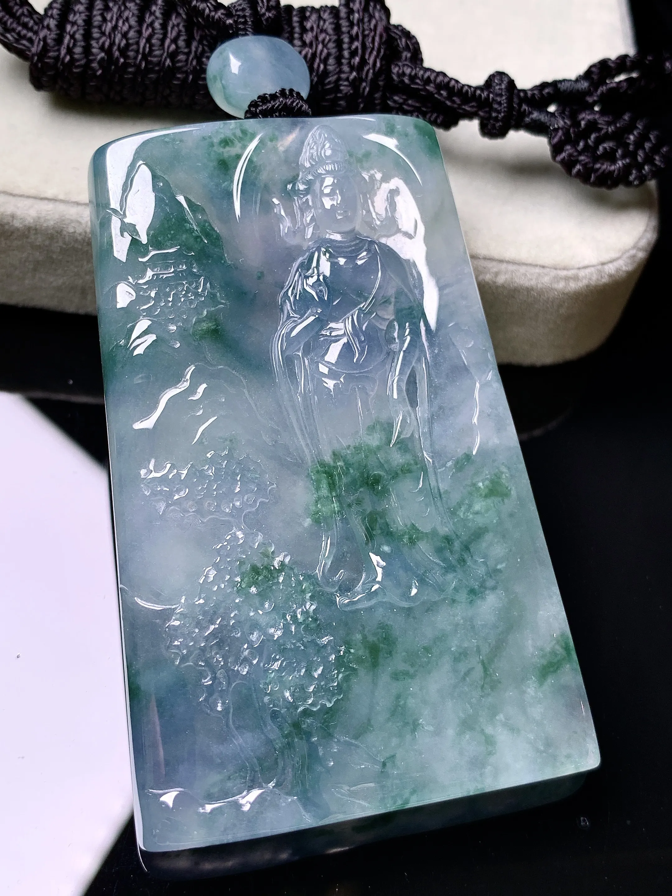 冰种飘绿观音菩萨吊坠 玉质细腻 色泽清新艳丽 整体尺寸63.8*40.8*5.8