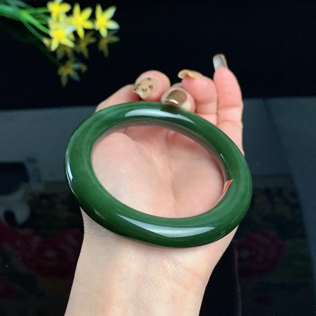 和田玉57圈口菠菜绿猫眼肥圆条碧玉手镯！玉质细腻油润 底色纯净 无裂无杂 脂粉好，品质高