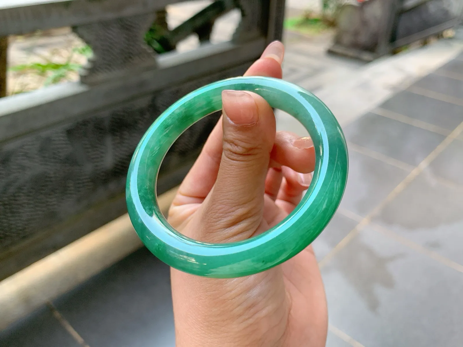 🩶｜52圈口
条粗:9.9
满色福镯，颜色抢眼夺目，绿油油的像一片草地，润绿大气，