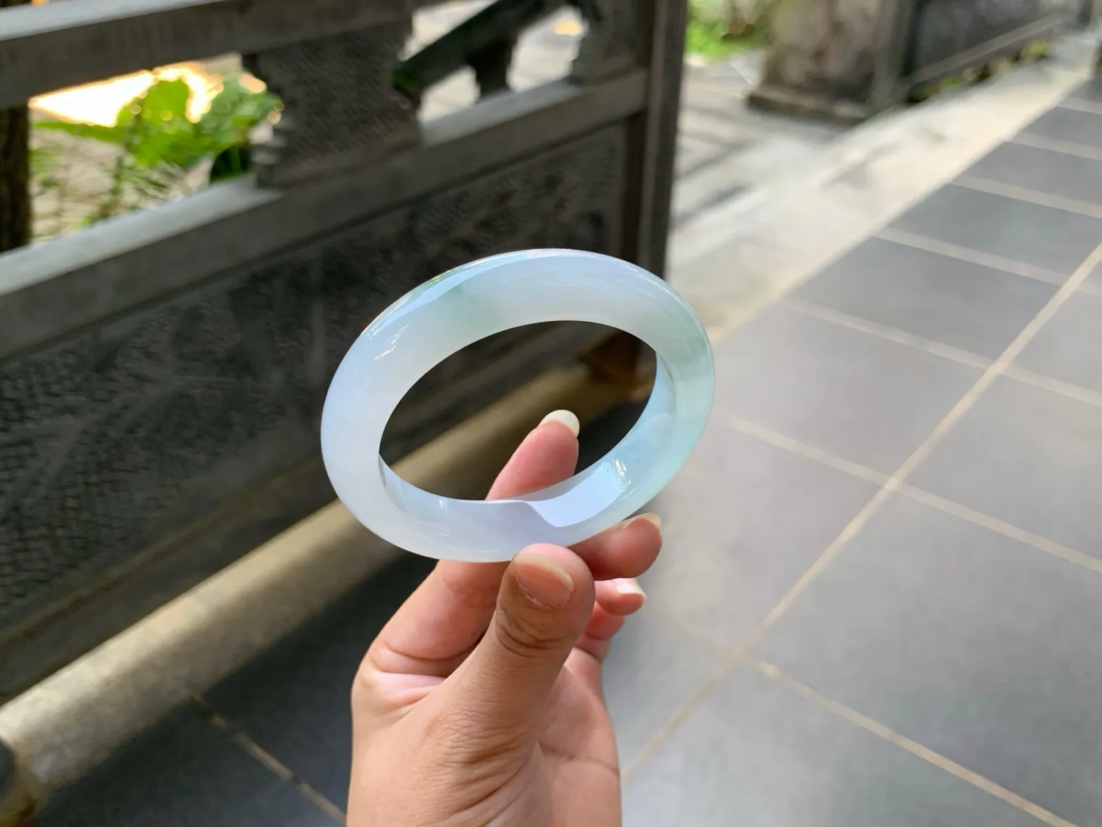 ｜55圈口
冰晴春飘花翡翠手镯，底子细腻起胶起光，渐变色，雅致大方，