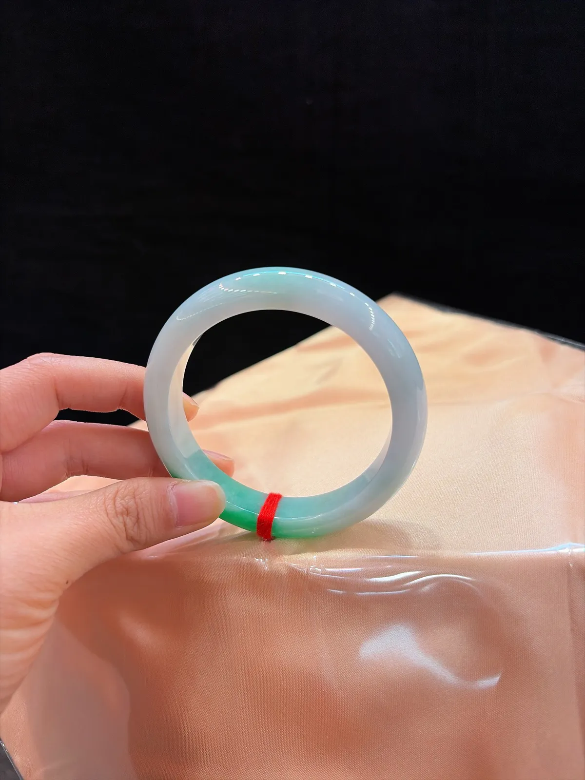 ️｜58圈口
【辣绿富贵镯】
“一抹辣绿凝芳华，腕间贵气自天成”
——种老肉细，一截艳绿点睛，大圈口适配，一眼显贵～
规格【58.9/12.8/8.6】