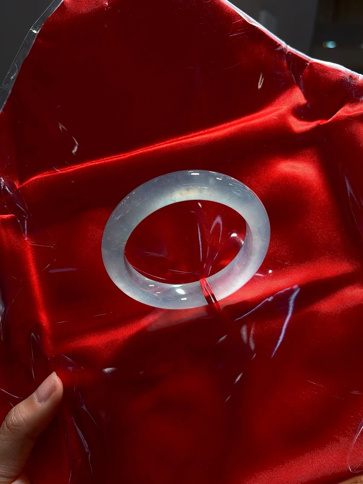 ｜54圈口
冰蓝调冰冰镯｜
【寒光起钢·冷艳款】
“冰蓝漾腕间，起钢寒光射，一抹清冽风骨，胜过万千俗艳”
——清冷入骨，自带锋芒
规格【54.6/12.5/9.5】