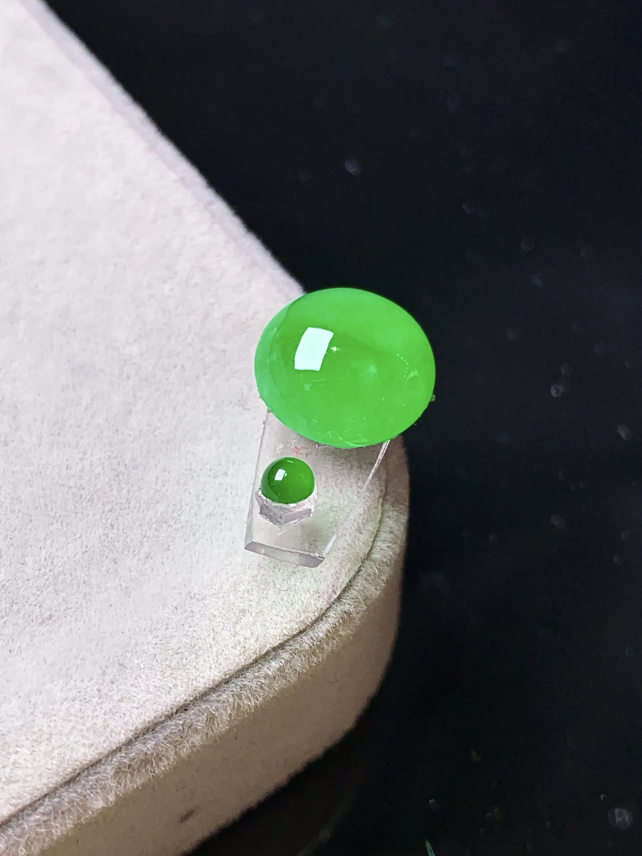 镶嵌款 翠绿蛋面吊坠 玉质细腻 色泽清新艳丽 整体尺寸8.5*4.3