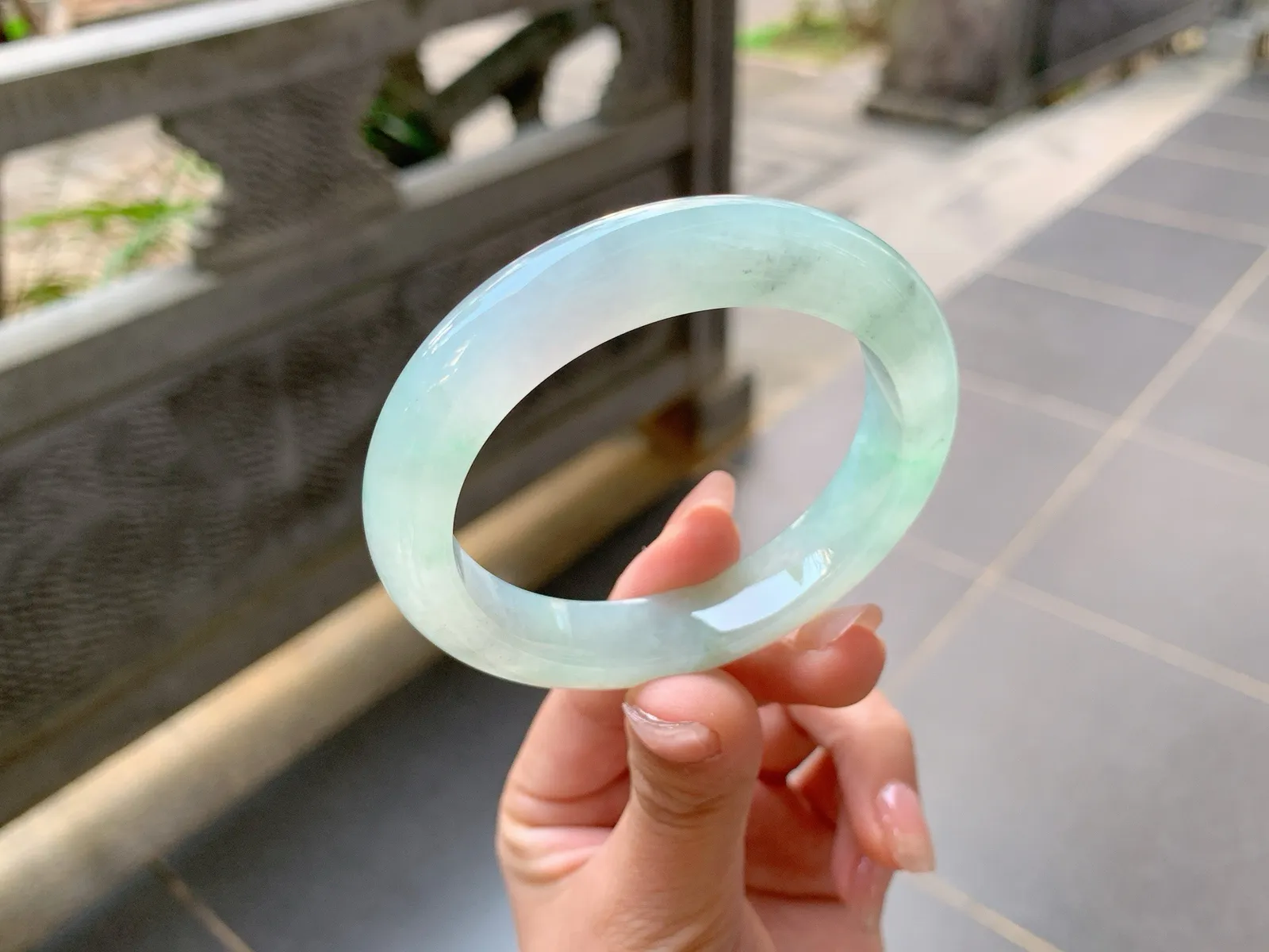 ｜54圈口
冰晴，整体冰透起光，种老起冰，性价比很高，美中不足有一点点矿点，