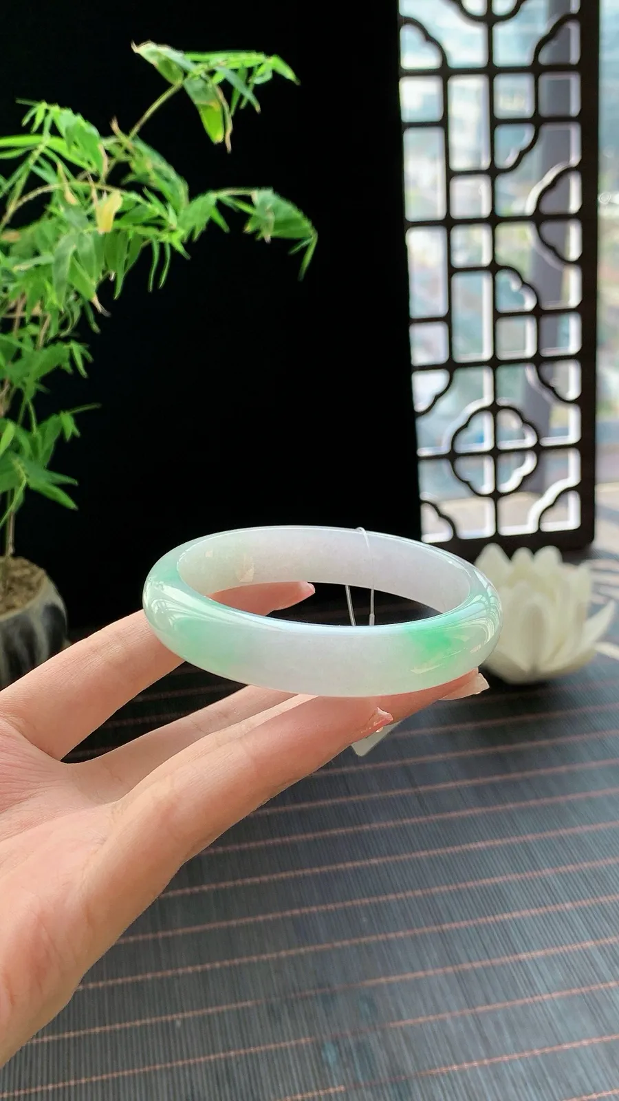 【冰胶白底青贵妃手镯】
【尺寸】56-49-13-7
绿色部分鲜活欲滴，仿佛饱含水分，在白色背景的包围下，更显其娇嫩与珍贵，呼之欲出。