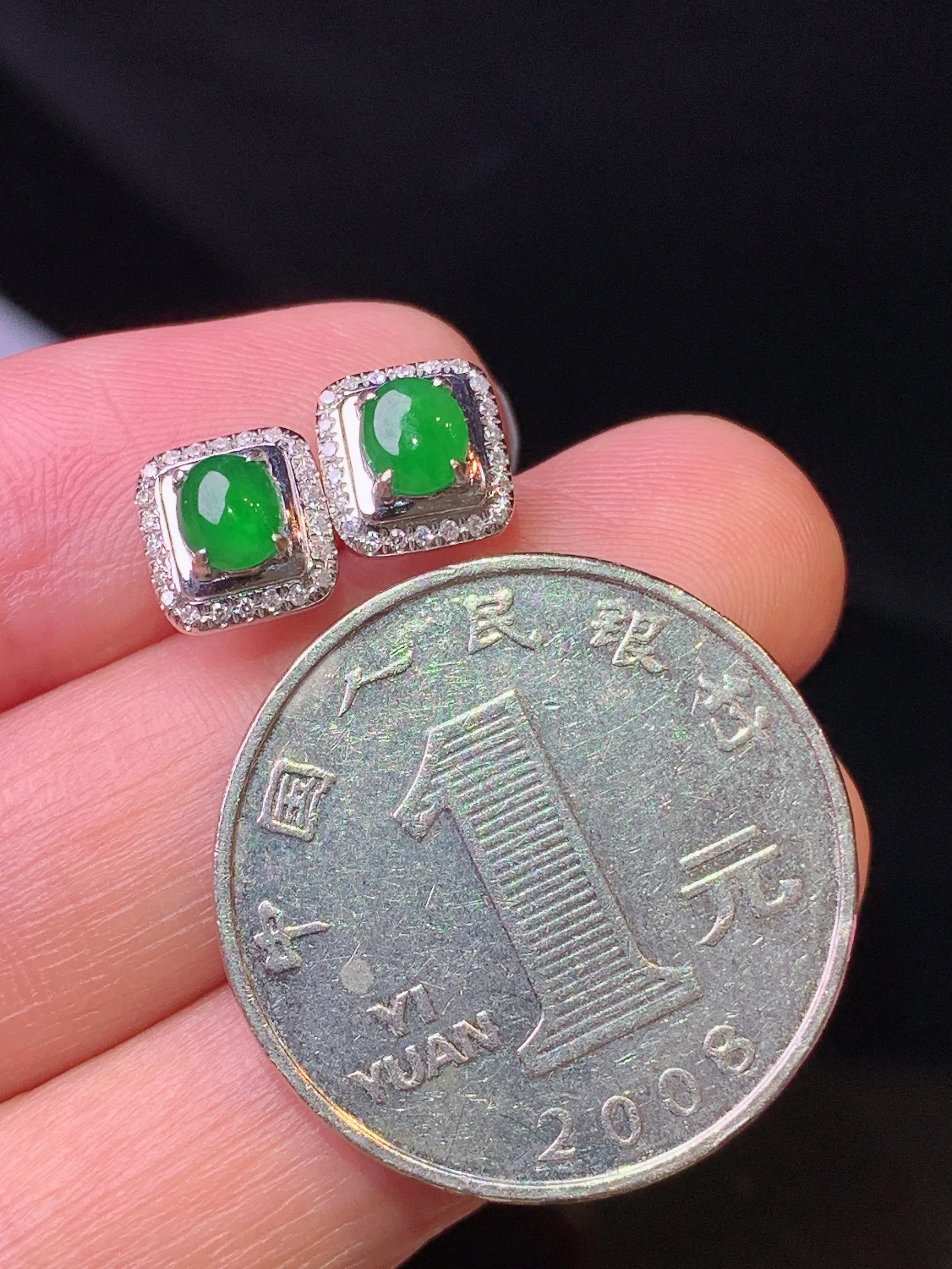 18k金钻镶嵌满绿蛋面耳钉 玉质细腻 色泽清新艳丽 整体尺寸7.6*7.2*4.2