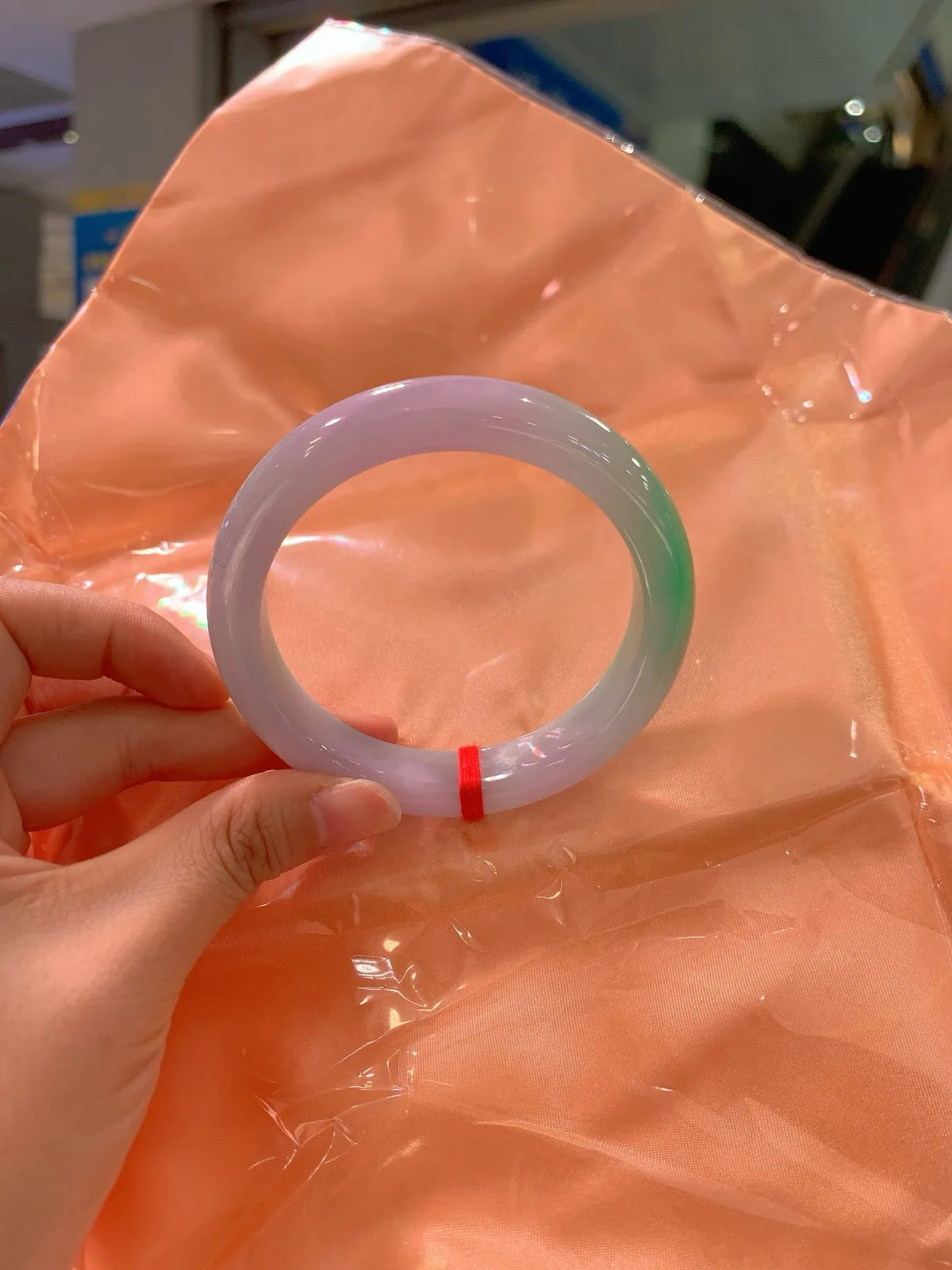 ｜61圈口
【浓春彩·大圈口】
浓春彩的色彩在镯间晕染，盛放着山野与朝暮的诗意～大圈口，调色盘，将生机与华章都镌刻在肌肤之上
规格【61.1/12.6/9.2】