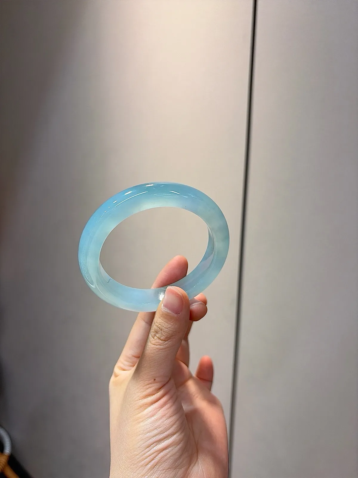 ｜57圈口
【冰蓝底抹翠｜️】
天空蓝底色太绝
一抹翠色点睛 自带柔光
上手美到心颤
规格【57/12.4/9.8】