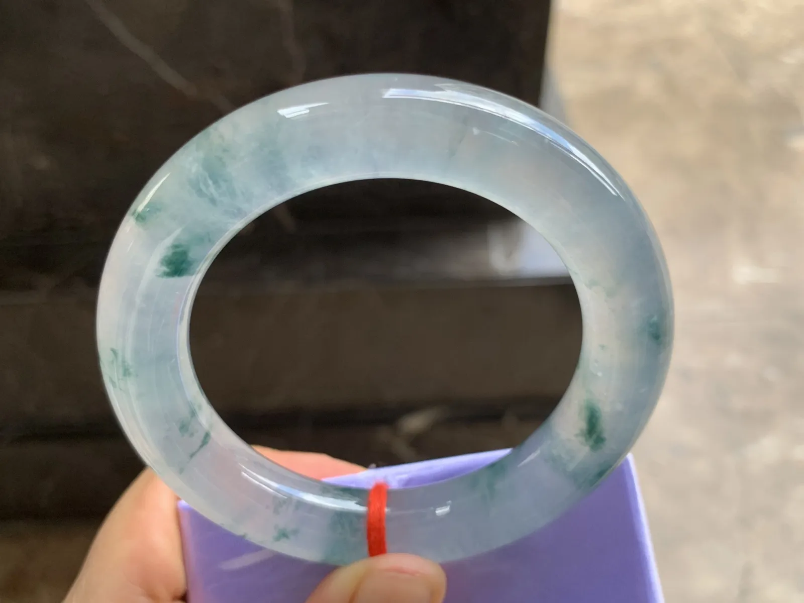 56-12.5mm
高冰飘花圆条手镯 老坑种 刚性十足 光感强 条形优秀