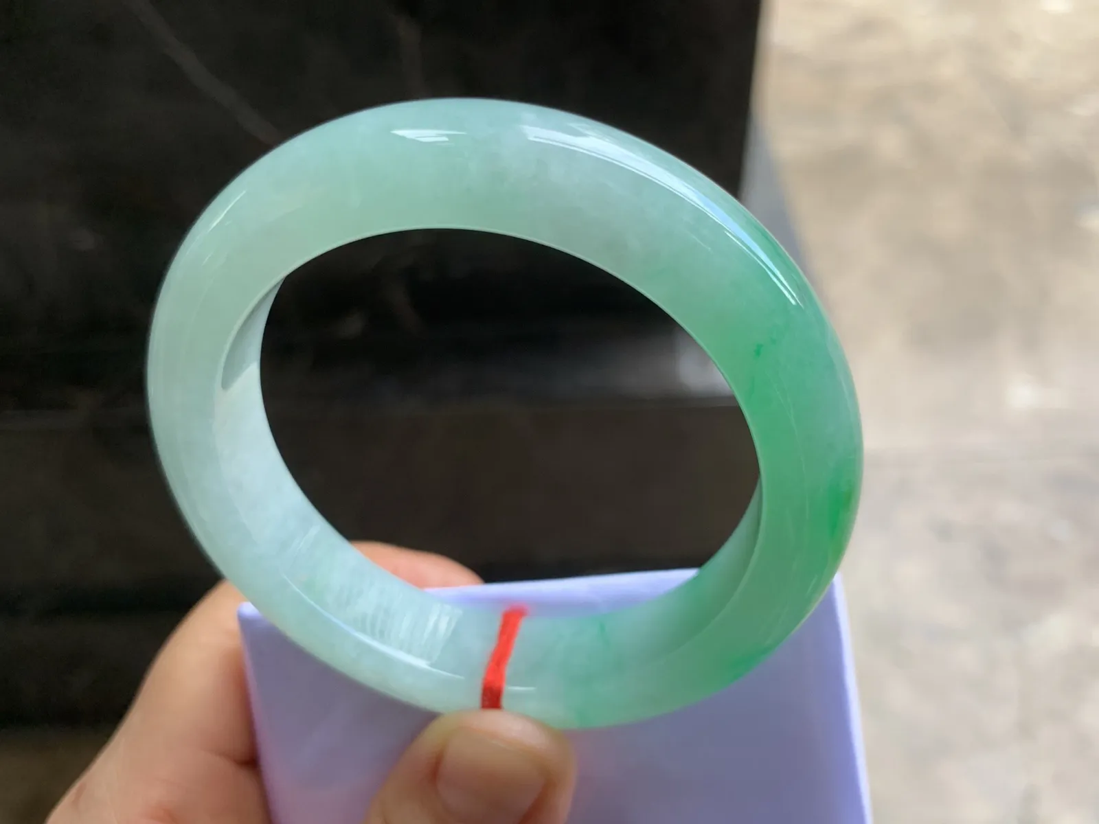 56.5-13.2-9.5mm
带色手镯 底子细腻 颜色漂亮 推荐