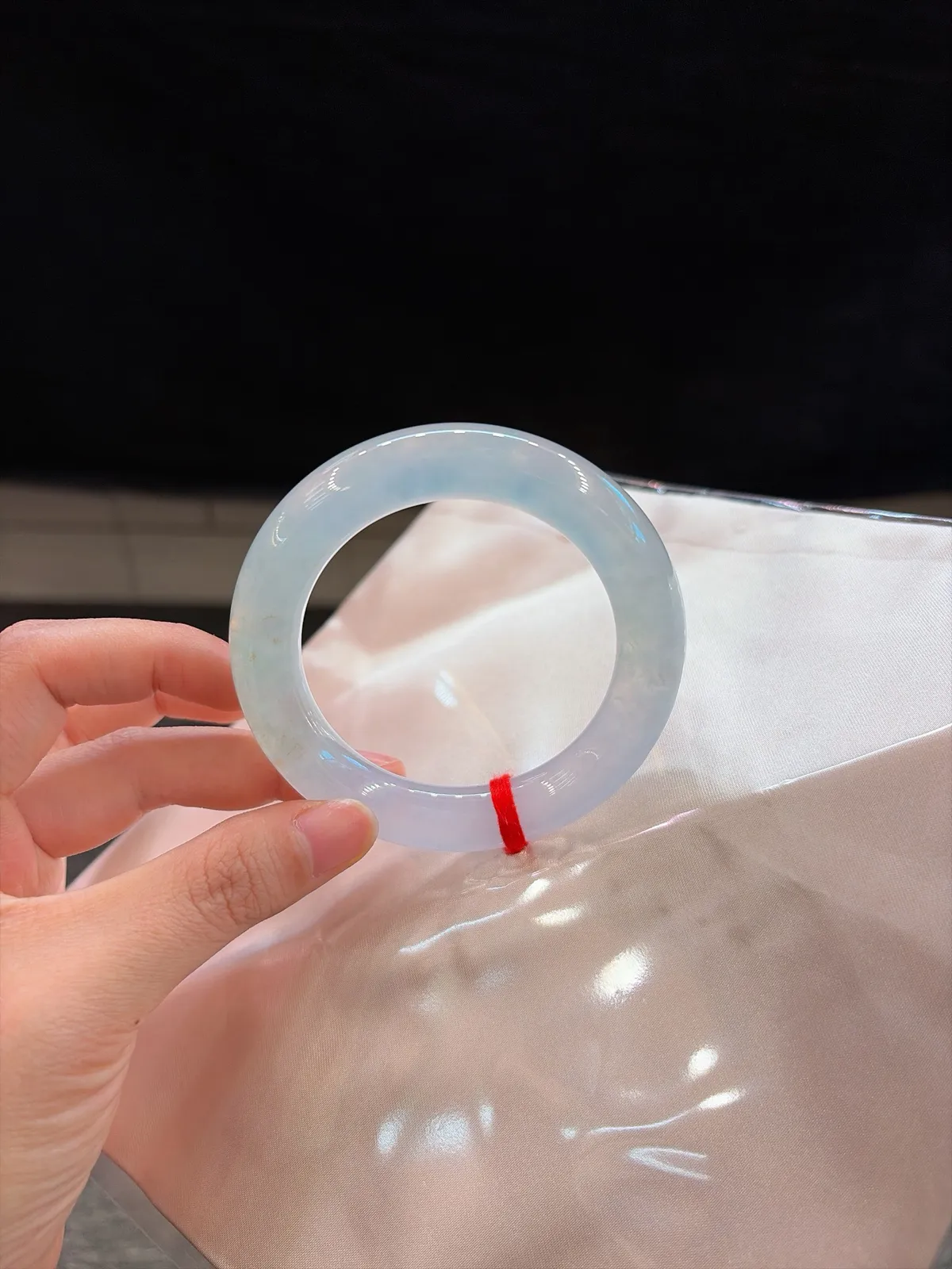 🪻｜54圈口
冰福镯上新
白净水润 隐现淡淡春底
种老起光超冰透
局部洒金添韵味
版型绝绝子~🥳
规格【54.2/11.8】