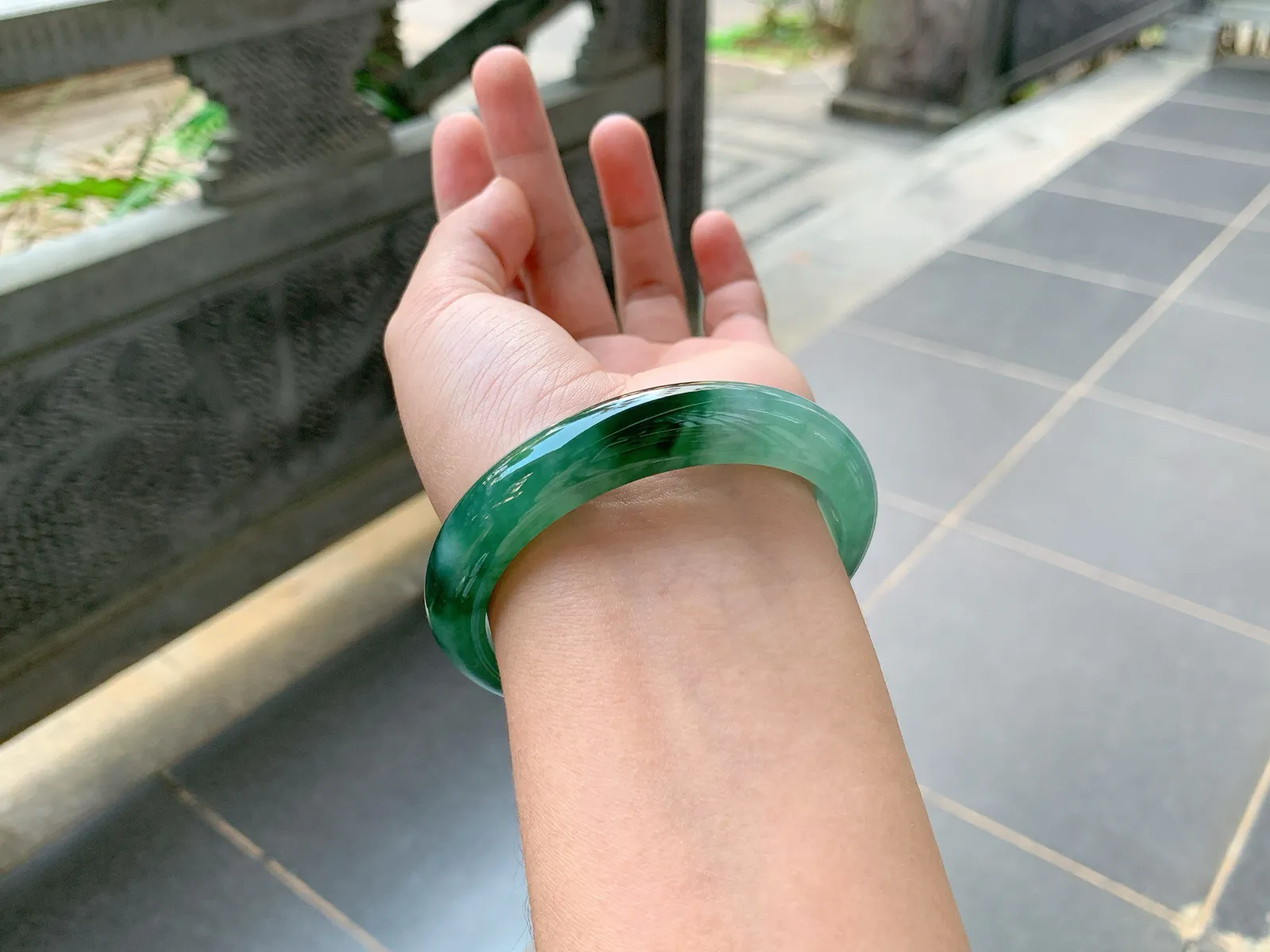 ️｜57圈口
森林绿底飘花手镯，种老胶透明亮，雍容大气优雅大方，有股深邃迷人的美
编号【01-20-09】