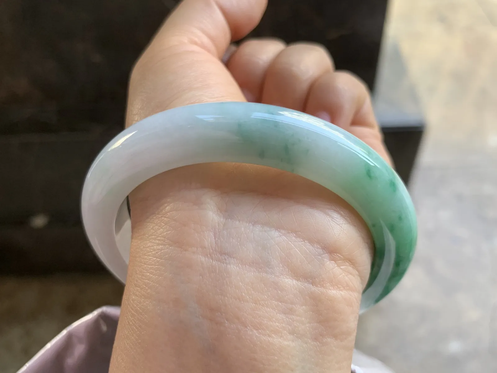 61.5-12-9.5mm
白底色花大圈口手镯 底子细腻 超大圈口