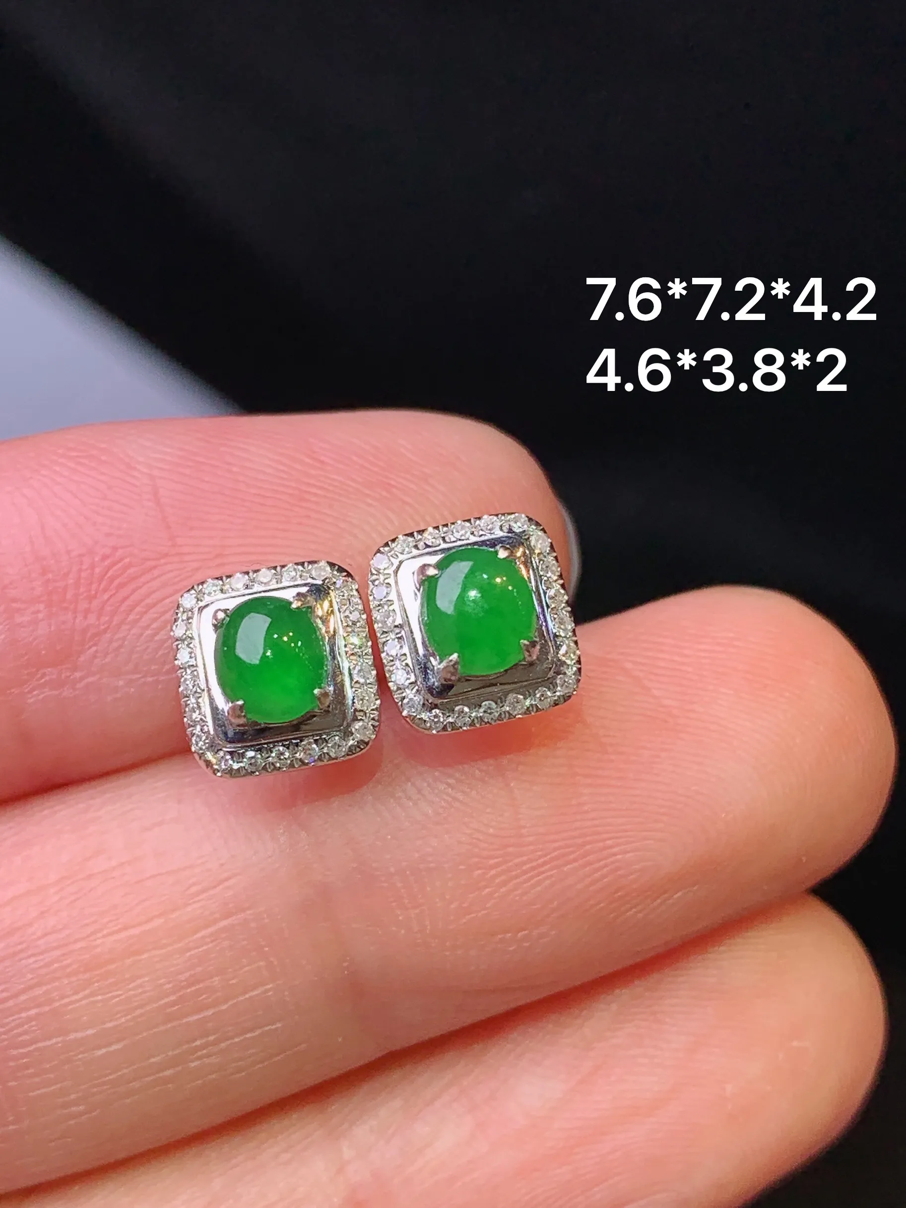 18k金钻镶嵌满绿蛋面耳钉 玉质细腻 色泽清新艳丽 整体尺寸7.6*7.2*4.2