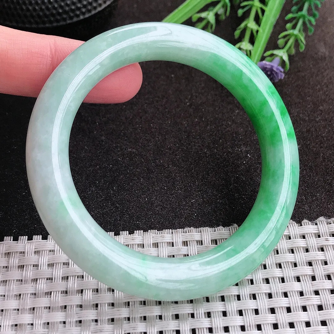 实拍A货翡翠54/10/10.3老坑精美温润飘阳绿圆条手镯翡翠玉镯女款