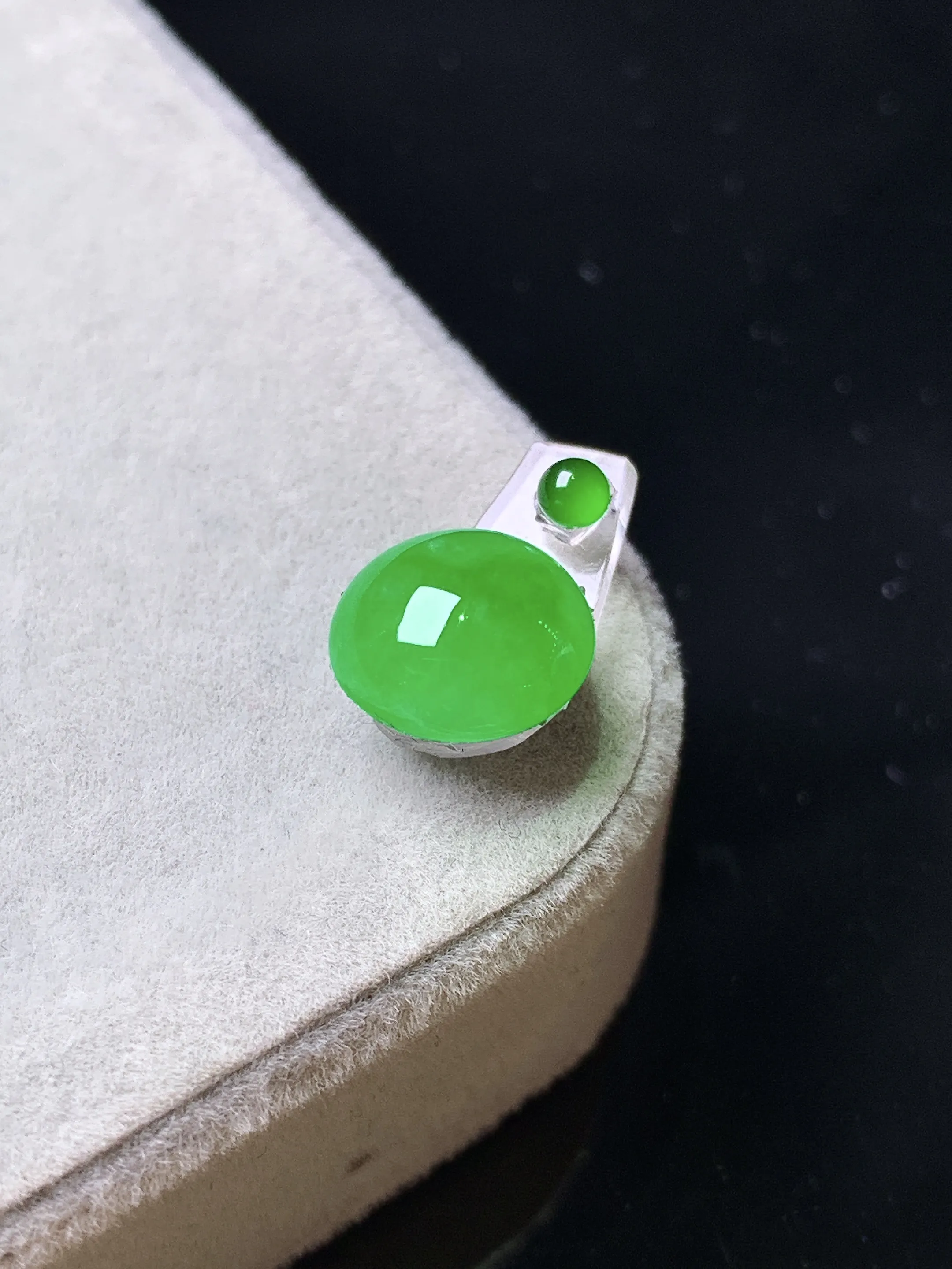 镶嵌款 翠绿蛋面吊坠 玉质细腻 色泽清新艳丽 整体尺寸8.5*4.3