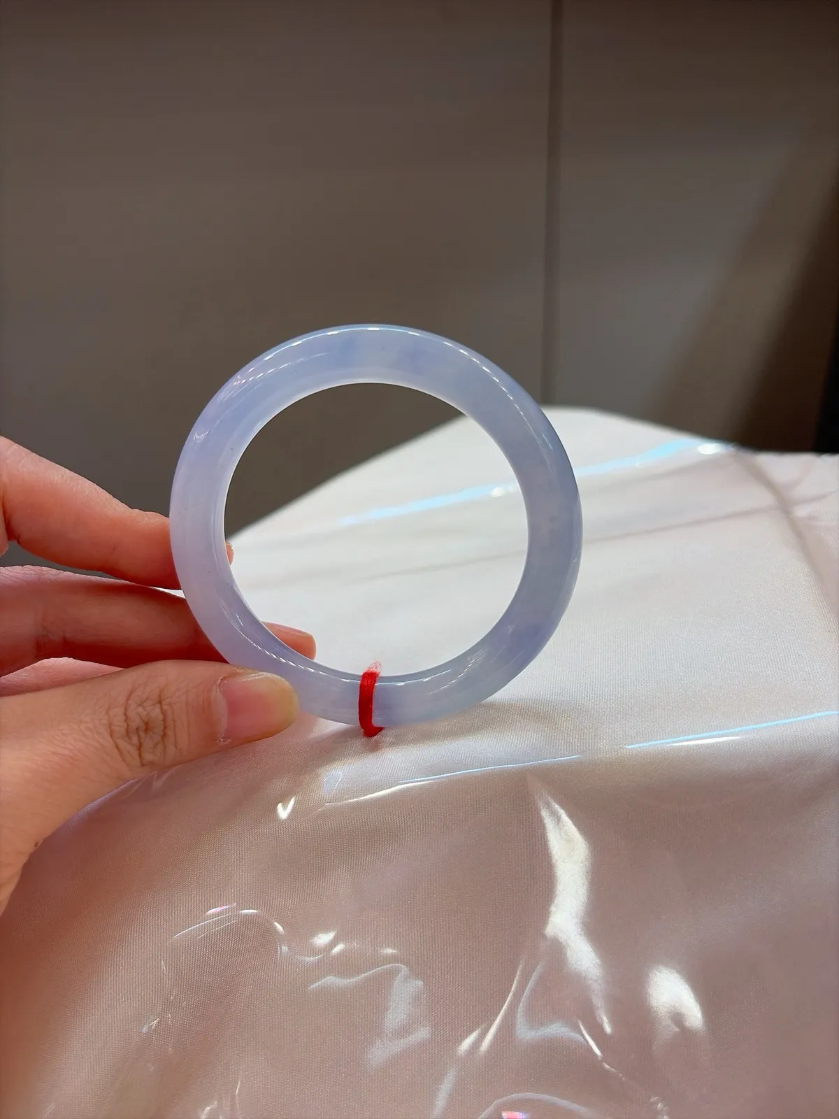 🧣｜52圈口
冰紫春福镯上新啦
种老冰透水润润，梦幻紫气直接拉满
戴上就是仙里仙气的氛围感女神🧚‍️
版型超正超显白，谁戴谁美快冲
规格【52.5/8.6】