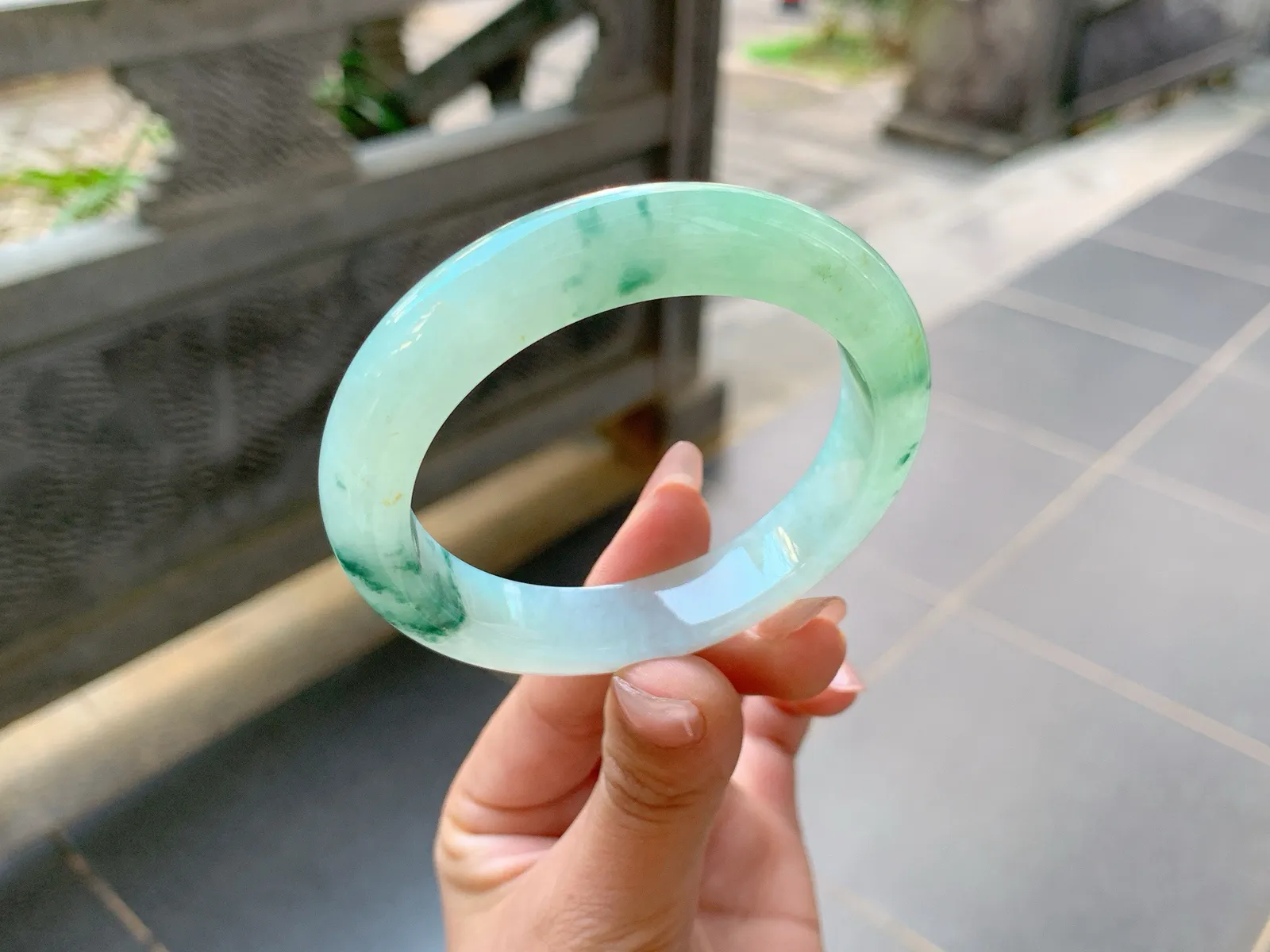 ｜54圈口
冰飘绿花翡翠手镯，花色飘逸大气，底妆冰润自然，唯美感，