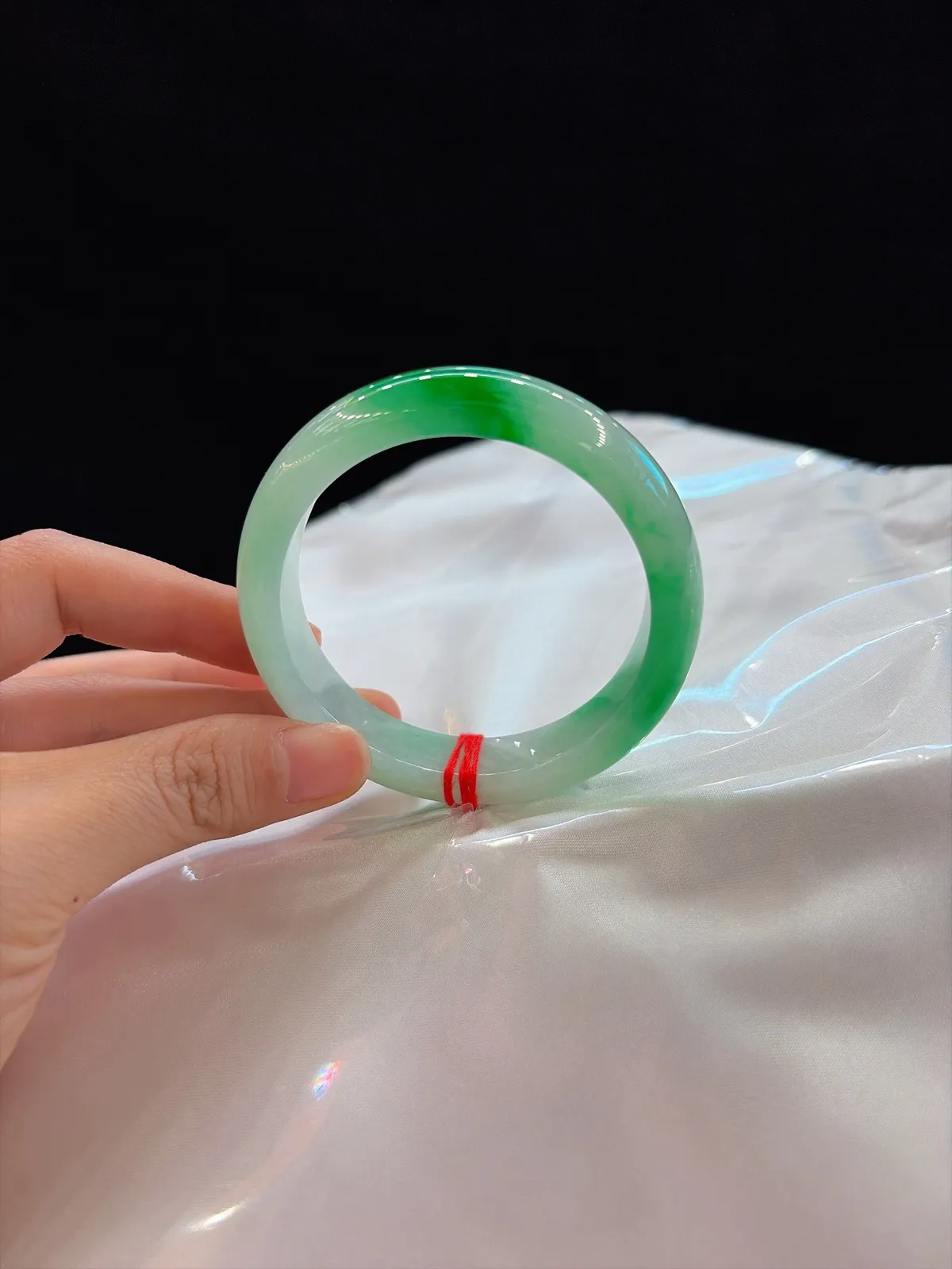 ｜53圈口
辣绿翡翠手镯
腕间跃动两束鲜活绿光
色辣浓郁超惹眼
好色的宝子闭眼冲~
规格【5