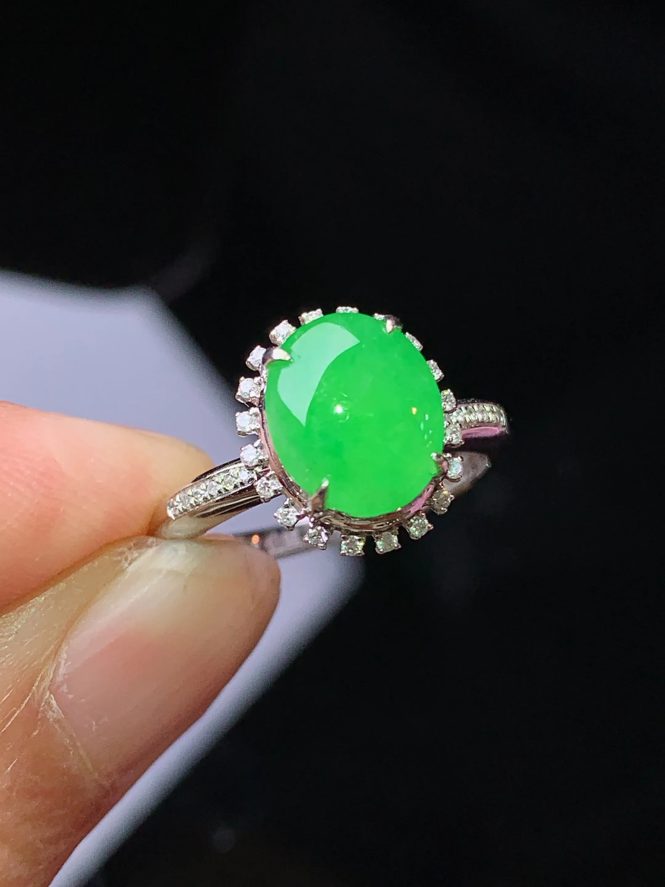 18k金钻镶嵌满绿蛋面戒指 玉质细腻 色泽清新艳丽 圈口12.5 整体尺寸11.6*10*7.5