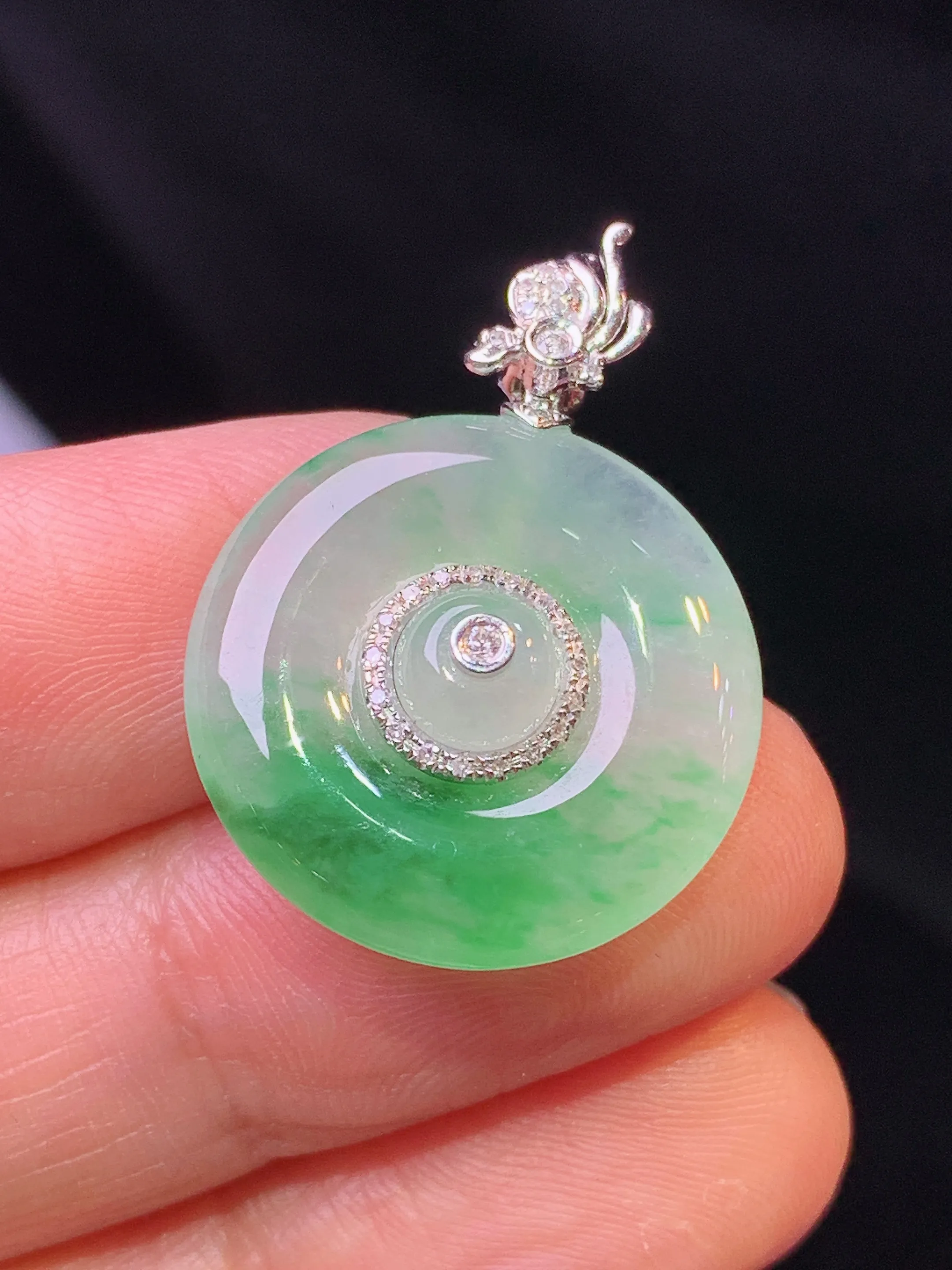 18k金钻镶嵌飘绿子母平安扣吊坠 玉质细腻 色泽清新艳丽 整体尺寸28*20*4