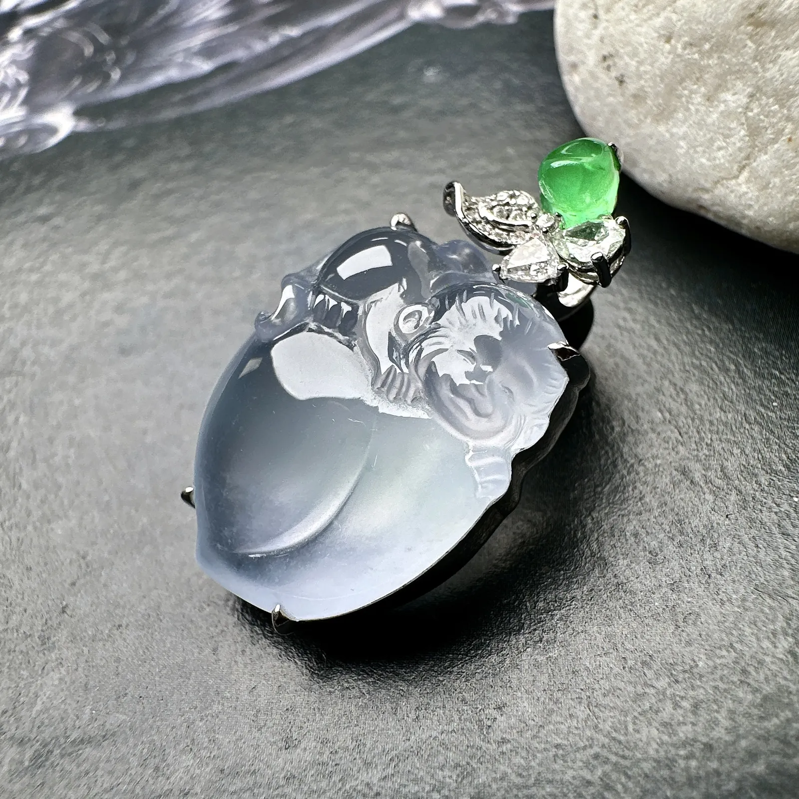 【高冰种淡紫灵猴献寿】冰润度上佳，质地细腻冰润，雕工精美，形象生动，18k金钻镶嵌，裸石尺寸21.3*15.7*7.8毫米