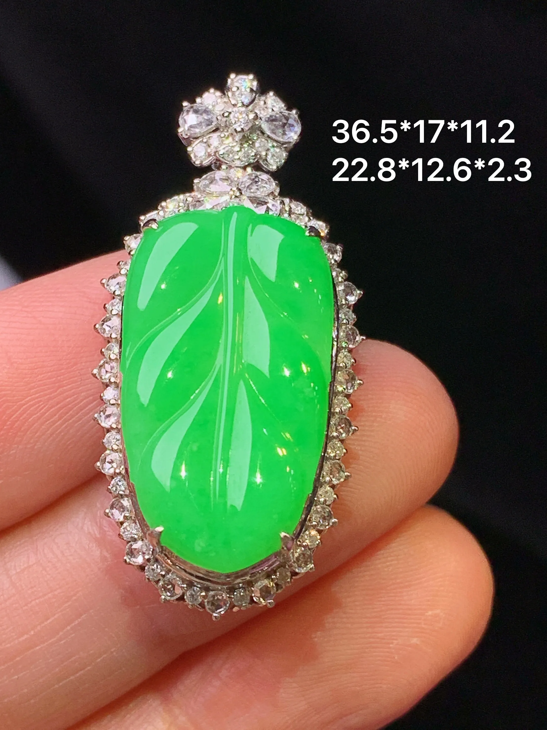 18k金钻镶嵌翠绿树叶吊坠 玉质细腻 色泽清新艳丽 整体尺寸36.5*17*11.2