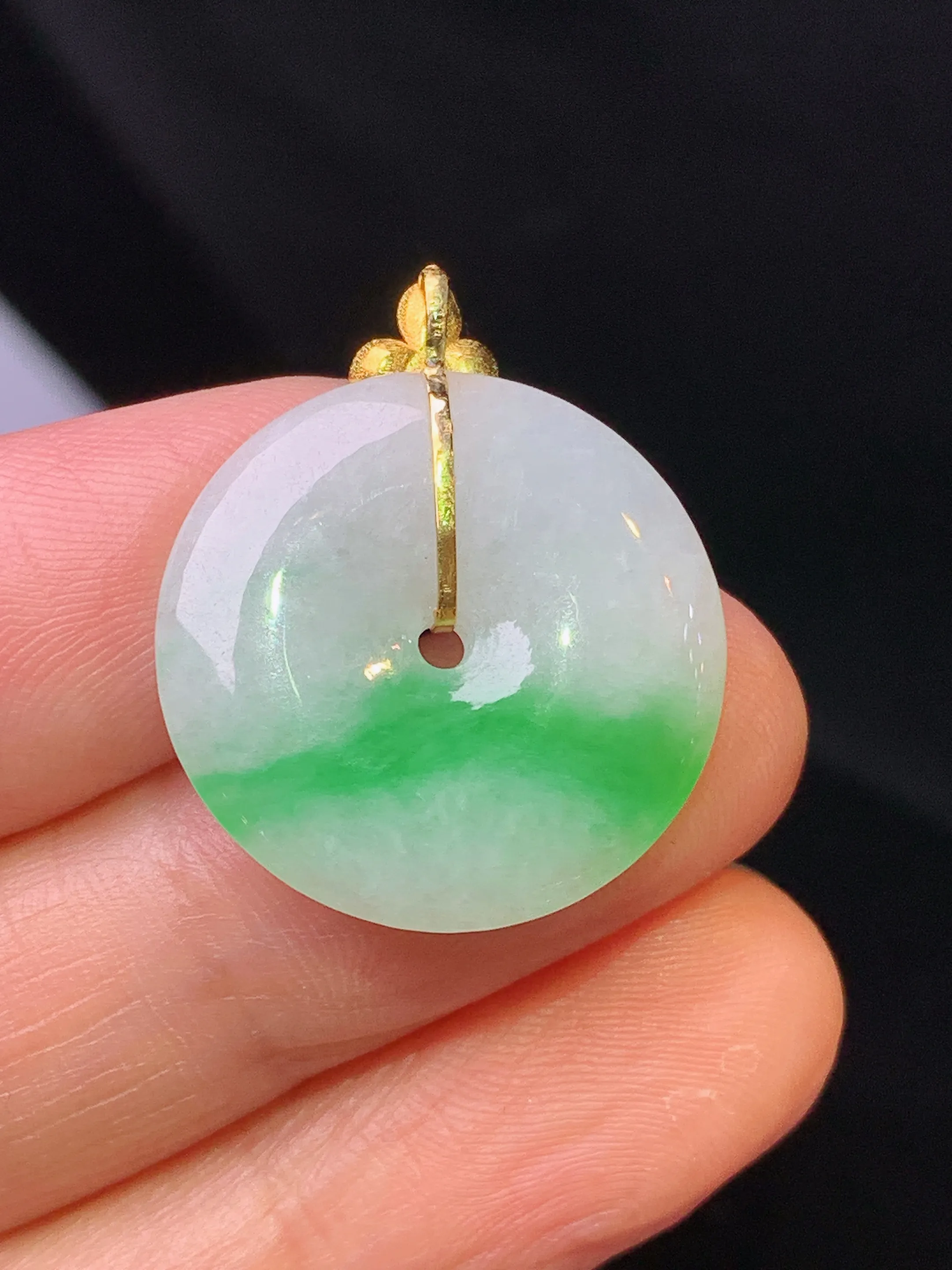 18k金镶嵌飘绿平安扣吊坠 玉质细腻 色泽清新艳丽 整体尺寸25*20.8*3.6