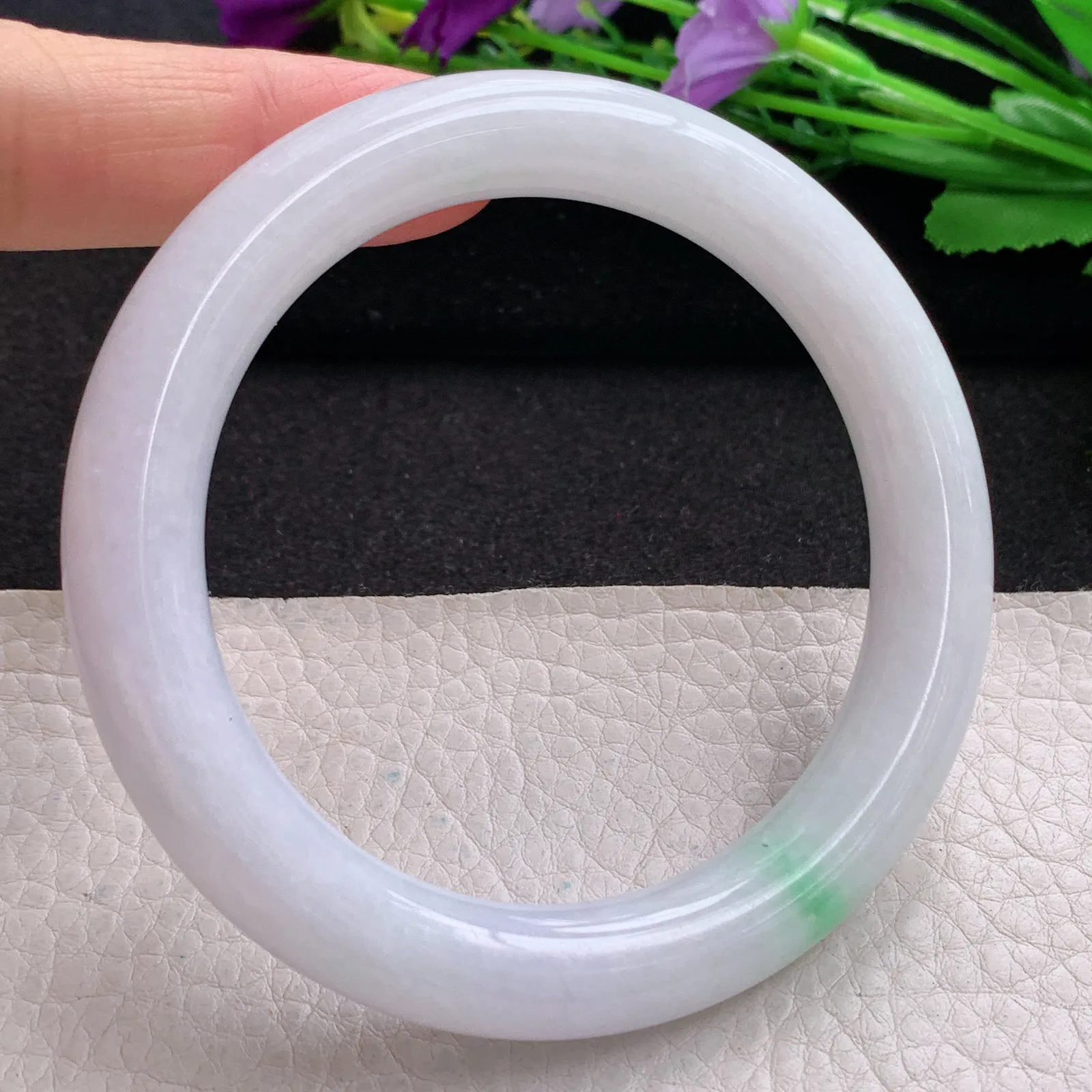 yh实拍59*11*10.5美人镯 缅甸翡翠精美白底青清秀圆条玉手镯 叮当镯