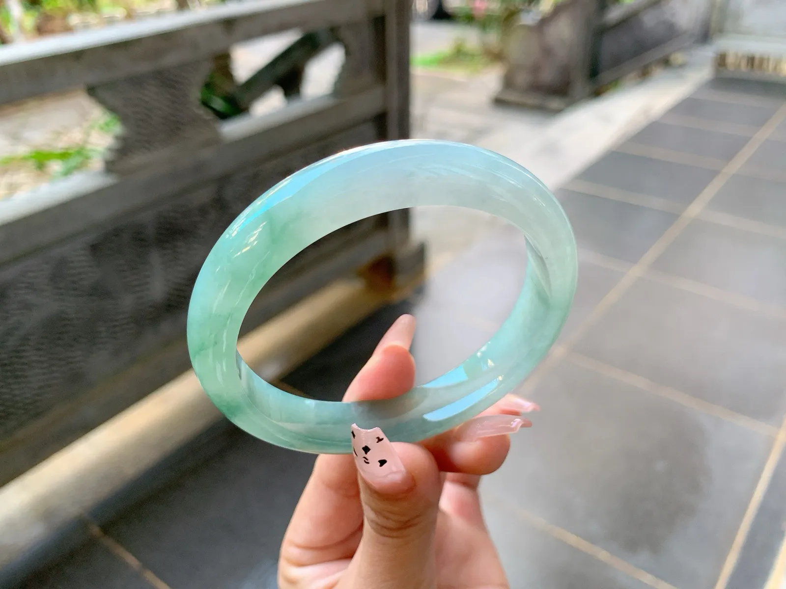 ｜62圈口
冰飘花翡翠手镯，飘绿花，花色清新明亮水润细腻，端庄大气