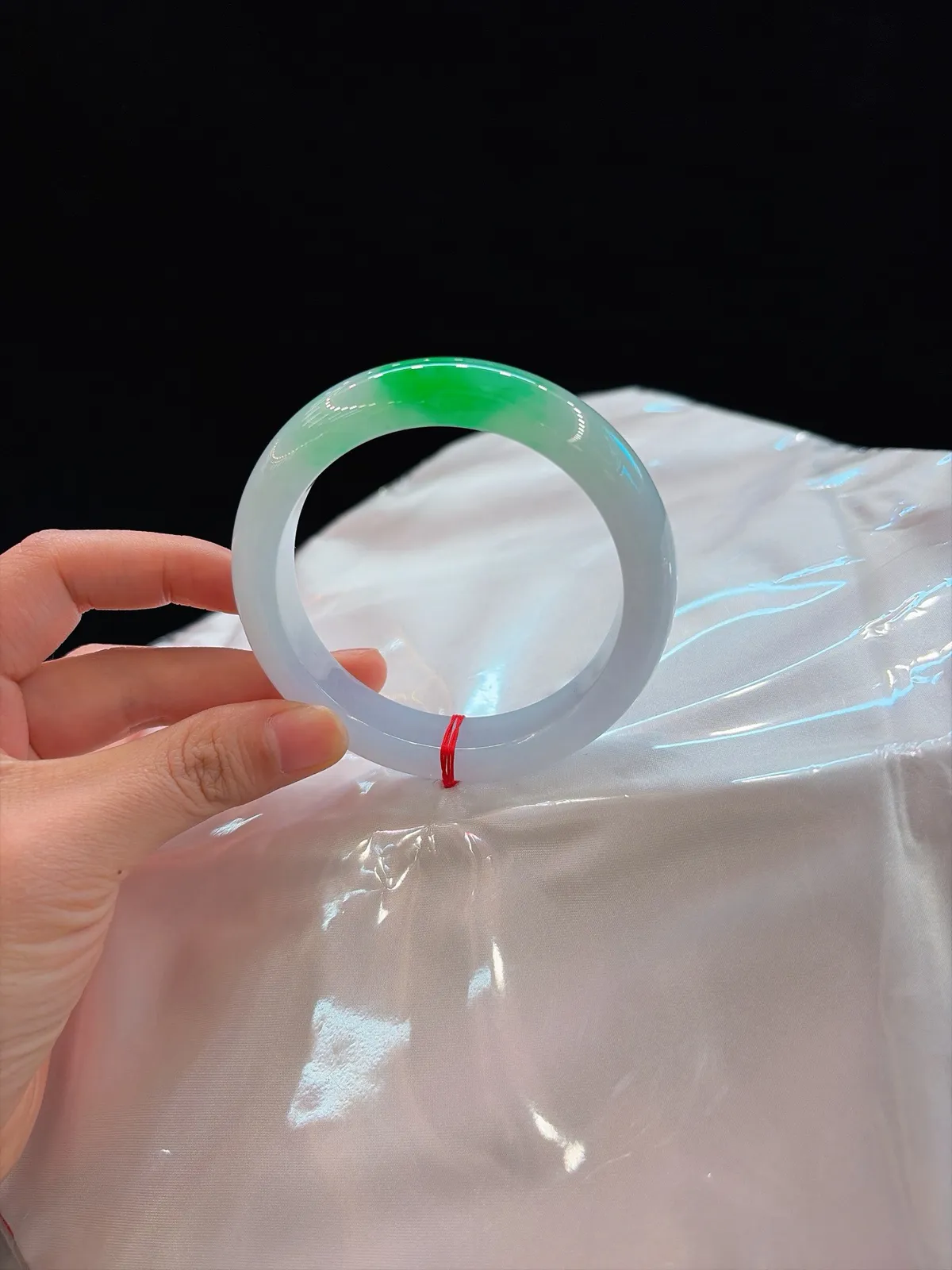 ｜60圈口
白底青翡翠手镯
白底细润如水
一抹辣翠明艳鲜活
明暗交织层次感拉满
腕间国风氛围感绝了~🥰
规格【60/13.8/9.8】