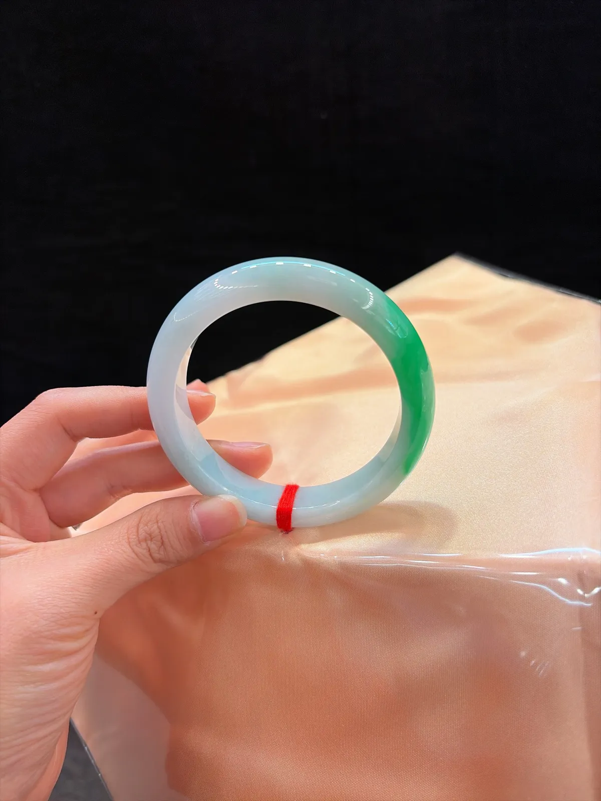 ️｜58圈口
【辣绿富贵镯】
“一抹辣绿凝芳华，腕间贵气自天成”
——种老肉细，一截艳绿点睛，大圈口适配，一眼显贵～
规格【58.9/12.8/8.6】